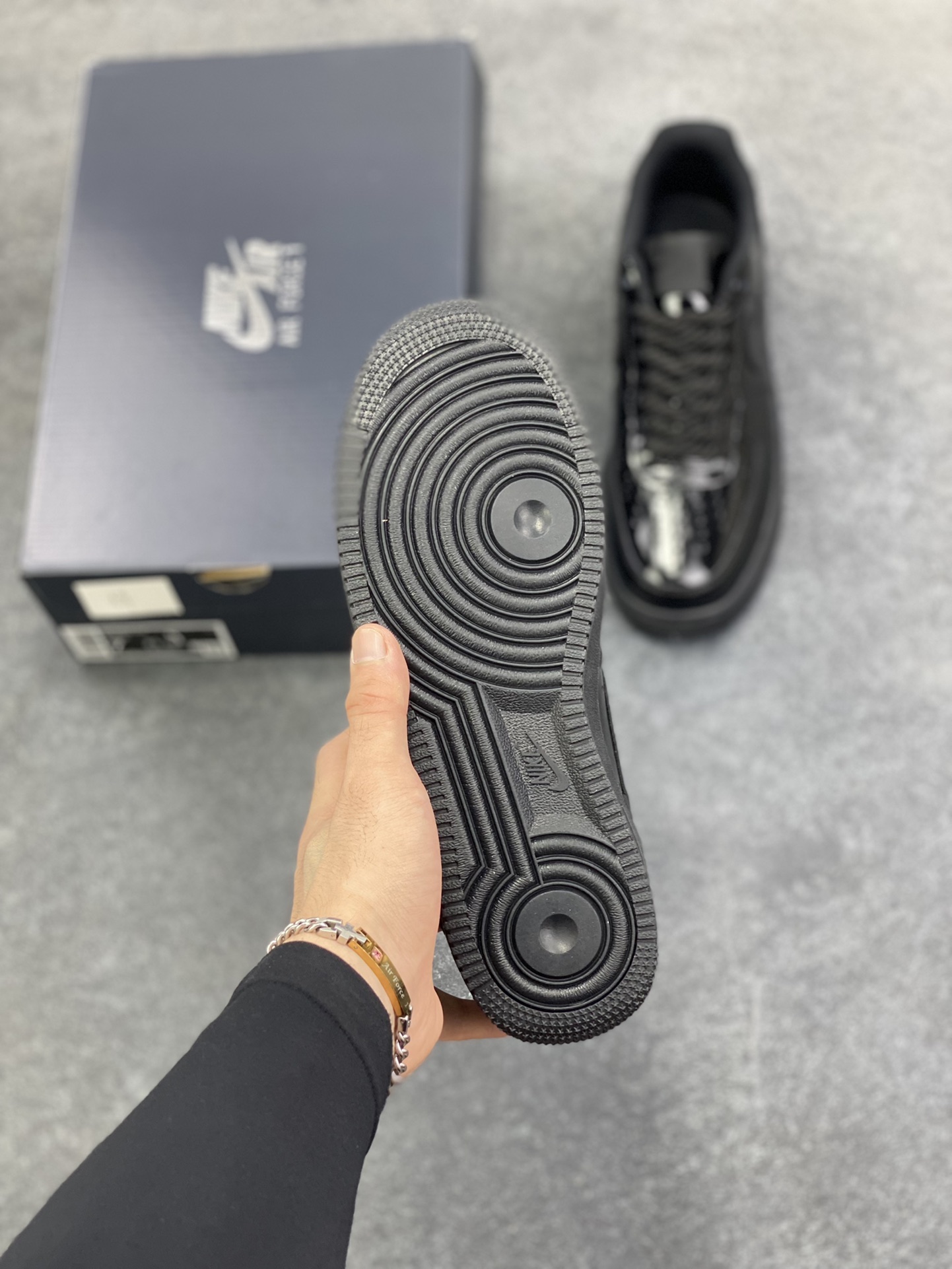 图片[5]-Nike Air Force 1 Low 全黑镜面漆皮 原楦头原纸板 打造纯正空军版型 专注外贸渠道 全掌内置蜂窝气垫 原盒配件 原厂中底钢印、拉帮完美 货号：CW2288-002 尺码：36 36.5 37.5 38 38.5 39 40 40.5 41 42 42.5 43 44 44.5 45-选品中心