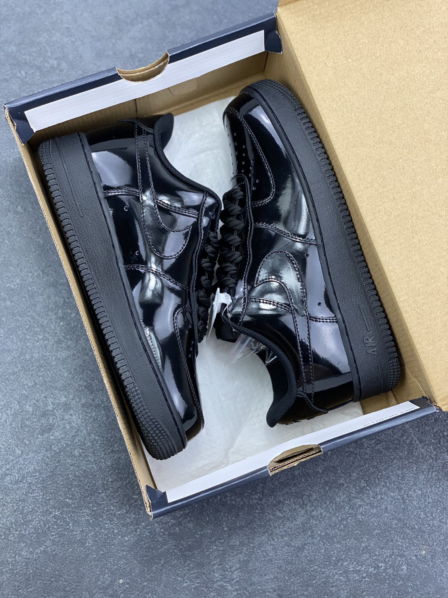 图片[9]-Nike Air Force 1 Low 全黑镜面漆皮 原楦头原纸板 打造纯正空军版型 专注外贸渠道 全掌内置蜂窝气垫 原盒配件 原厂中底钢印、拉帮完美 货号：CW2288-002 尺码：36 36.5 37.5 38 38.5 39 40 40.5 41 42 42.5 43 44 44.5 45-选品中心