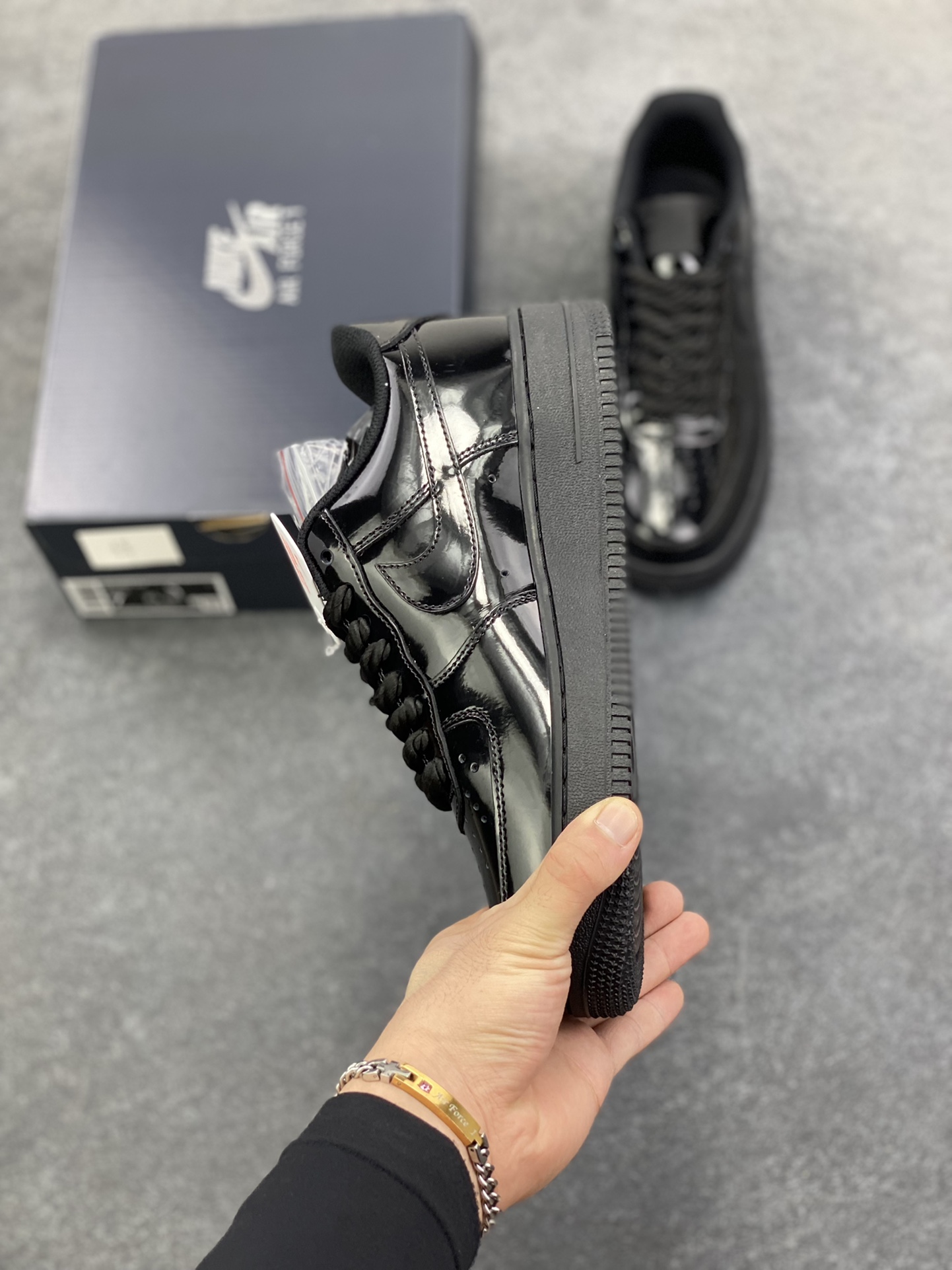 图片[3]-Nike Air Force 1 Low 全黑镜面漆皮 原楦头原纸板 打造纯正空军版型 专注外贸渠道 全掌内置蜂窝气垫 原盒配件 原厂中底钢印、拉帮完美 货号：CW2288-002 尺码：36 36.5 37.5 38 38.5 39 40 40.5 41 42 42.5 43 44 44.5 45-选品中心