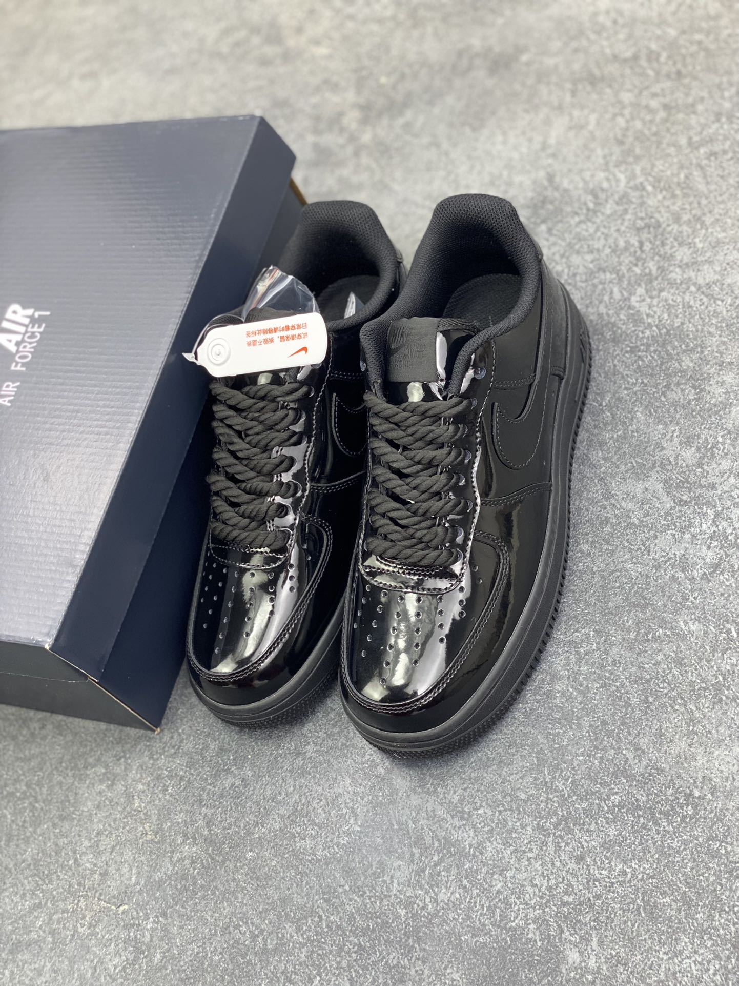 图片[8]-Nike Air Force 1 Low 全黑镜面漆皮 原楦头原纸板 打造纯正空军版型 专注外贸渠道 全掌内置蜂窝气垫 原盒配件 原厂中底钢印、拉帮完美 货号：CW2288-002 尺码：36 36.5 37.5 38 38.5 39 40 40.5 41 42 42.5 43 44 44.5 45-选品中心