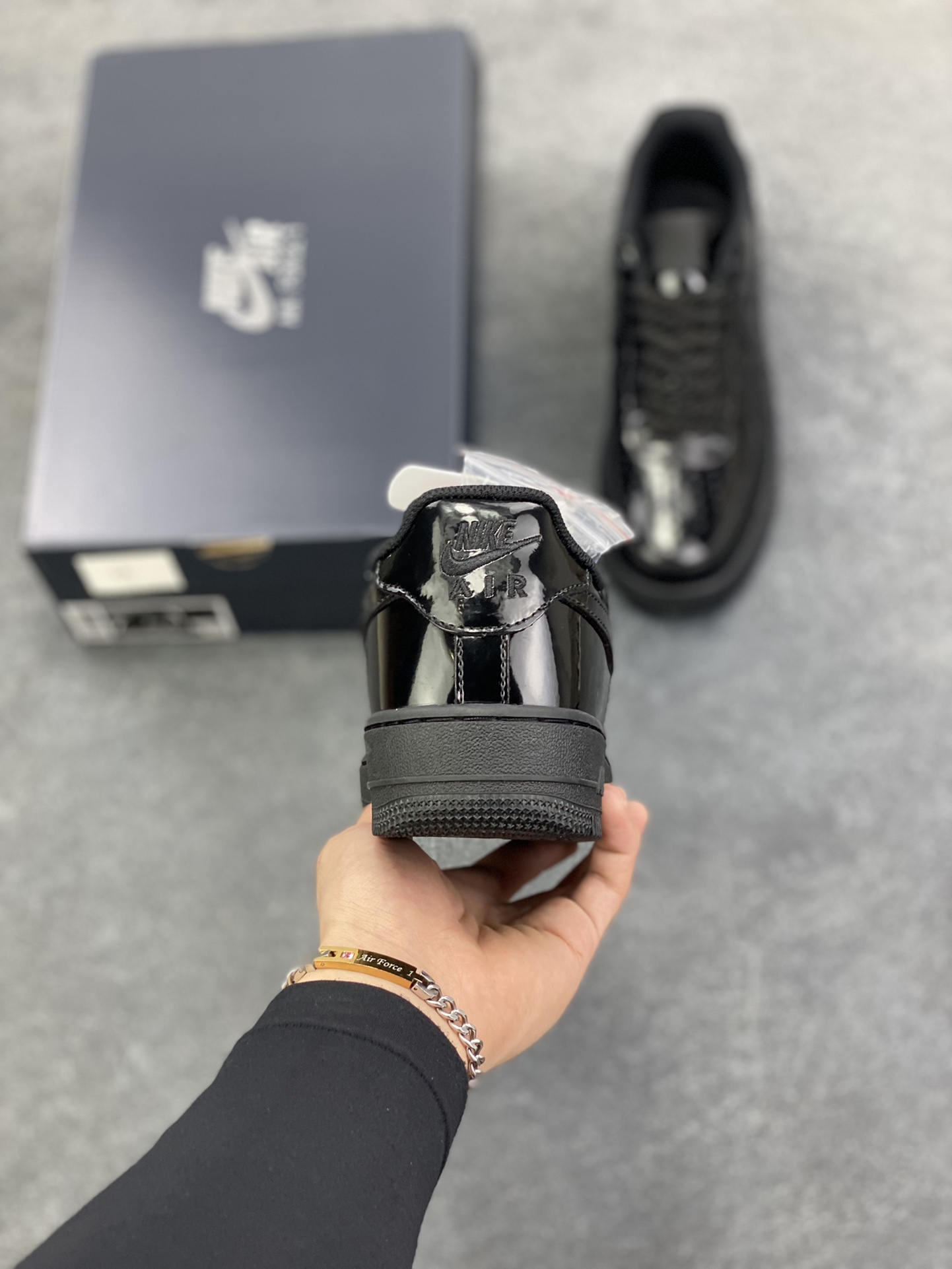 图片[4]-Nike Air Force 1 Low 全黑镜面漆皮 原楦头原纸板 打造纯正空军版型 专注外贸渠道 全掌内置蜂窝气垫 原盒配件 原厂中底钢印、拉帮完美 货号：CW2288-002 尺码：36 36.5 37.5 38 38.5 39 40 40.5 41 42 42.5 43 44 44.5 45-选品中心