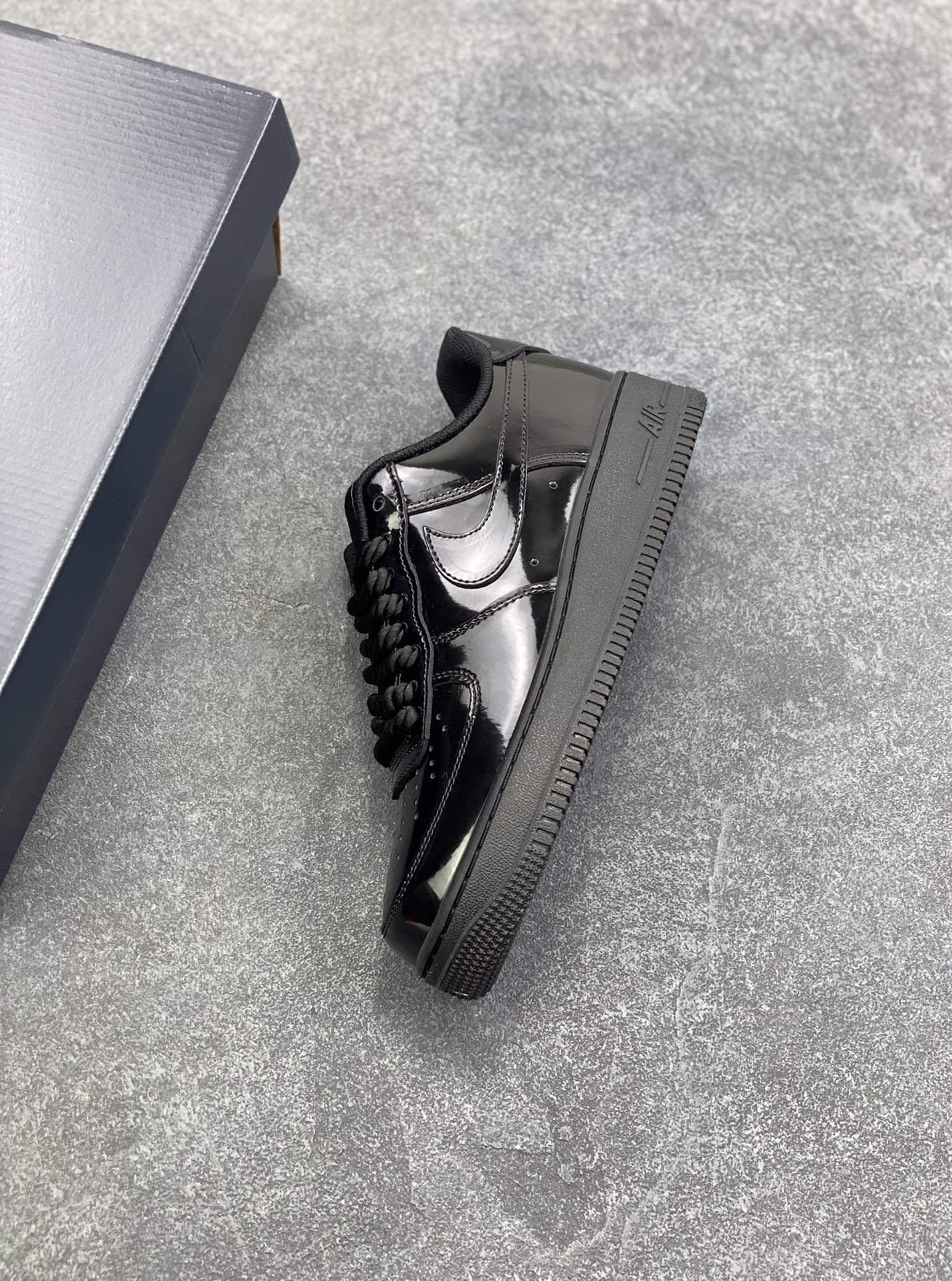 图片[7]-Nike Air Force 1 Low 全黑镜面漆皮 原楦头原纸板 打造纯正空军版型 专注外贸渠道 全掌内置蜂窝气垫 原盒配件 原厂中底钢印、拉帮完美 货号：CW2288-002 尺码：36 36.5 37.5 38 38.5 39 40 40.5 41 42 42.5 43 44 44.5 45-选品中心