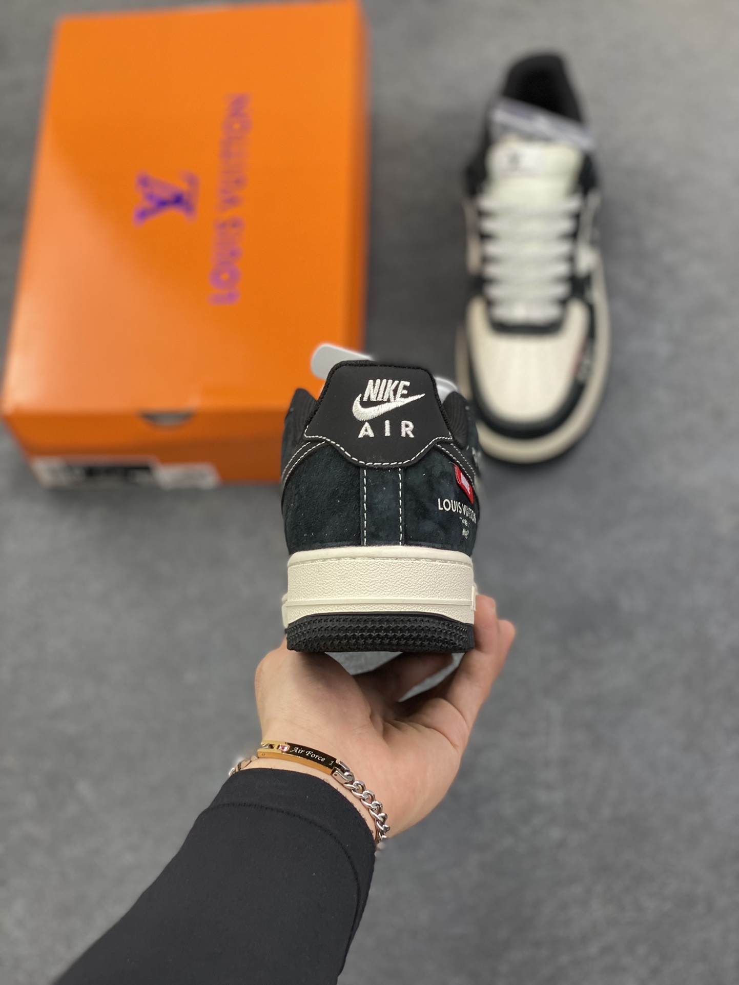 图片[4]-NIke Air Force 1 \’07 Low “LV联名——Nike织标”空军一号 低帮 运动鞋 休闲鞋 折边针车 工艺难度大 原楦头原纸板 原装鞋盒 定制五金配件 内置全掌气垫 原厂鞋底 货号：CX5050-Y26 尺码：36 36.5 37.5 38 38.5 39 40 40.5 41 42 42.5 43 44 44.5 45-选品中心