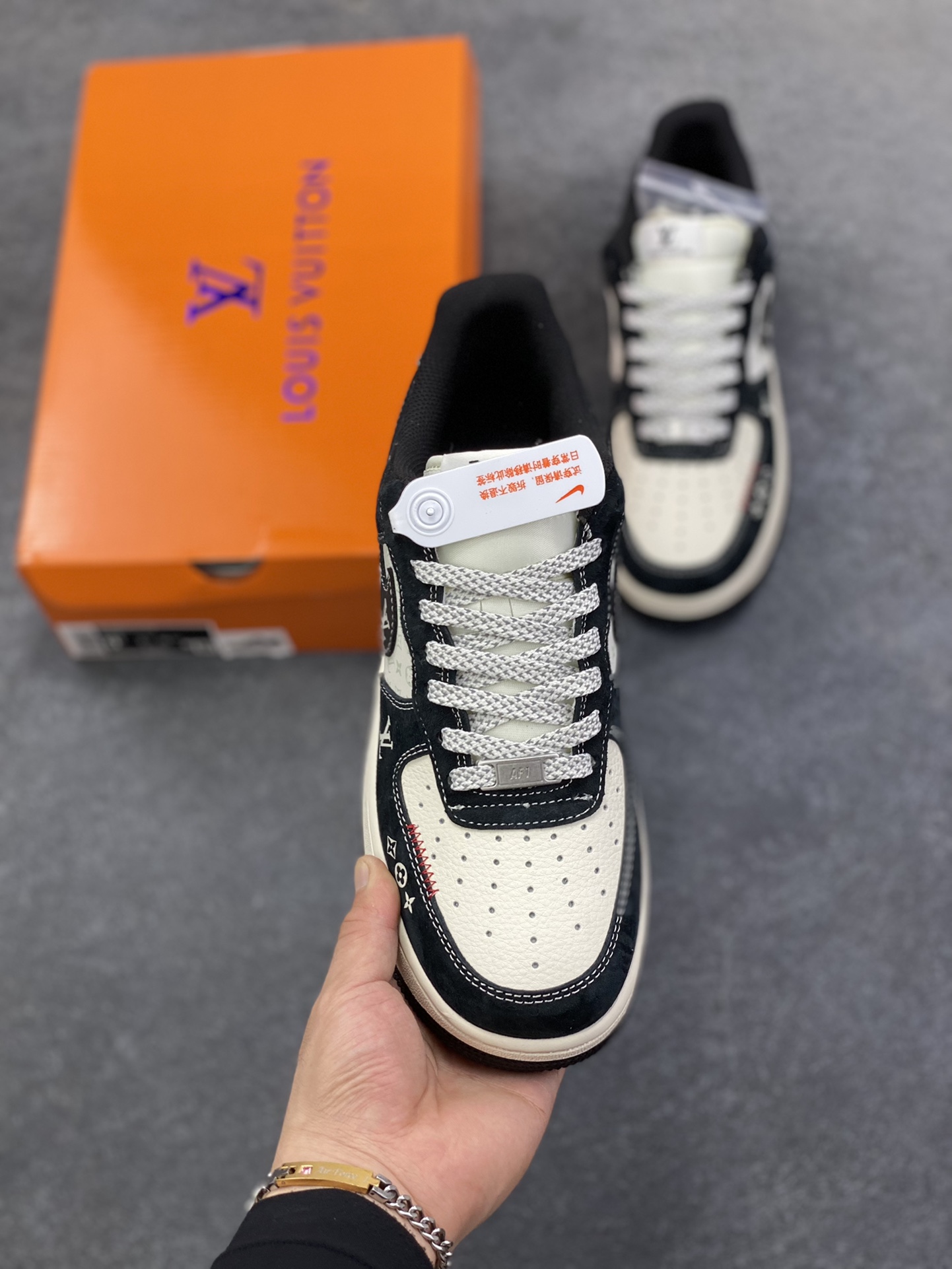图片[2]-NIke Air Force 1 \’07 Low “LV联名——Nike织标”空军一号 低帮 运动鞋 休闲鞋 折边针车 工艺难度大 原楦头原纸板 原装鞋盒 定制五金配件 内置全掌气垫 原厂鞋底 货号：CX5050-Y26 尺码：36 36.5 37.5 38 38.5 39 40 40.5 41 42 42.5 43 44 44.5 45-选品中心