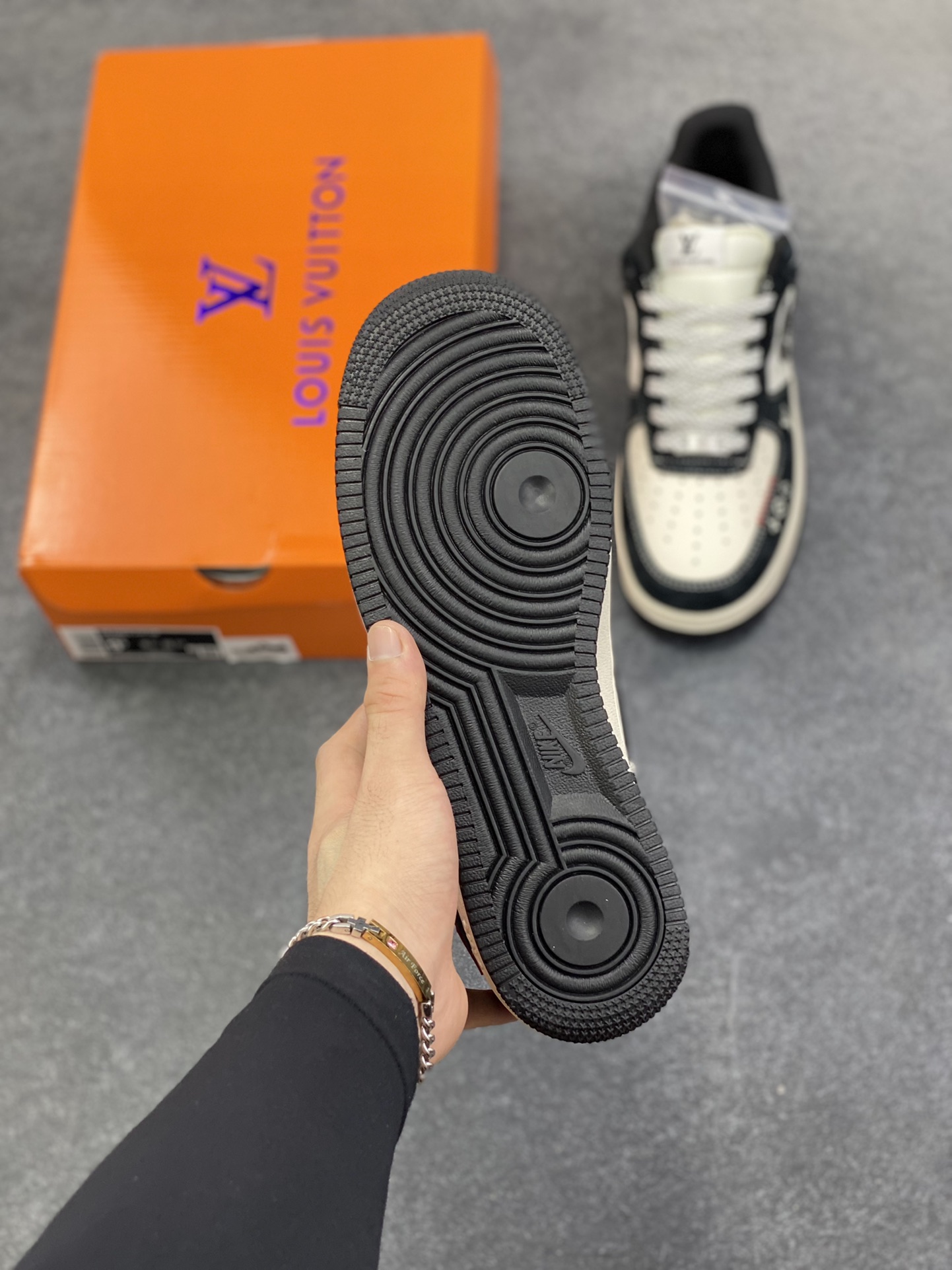 图片[5]-NIke Air Force 1 \’07 Low “LV联名——Nike织标”空军一号 低帮 运动鞋 休闲鞋 折边针车 工艺难度大 原楦头原纸板 原装鞋盒 定制五金配件 内置全掌气垫 原厂鞋底 货号：CX5050-Y26 尺码：36 36.5 37.5 38 38.5 39 40 40.5 41 42 42.5 43 44 44.5 45-选品中心