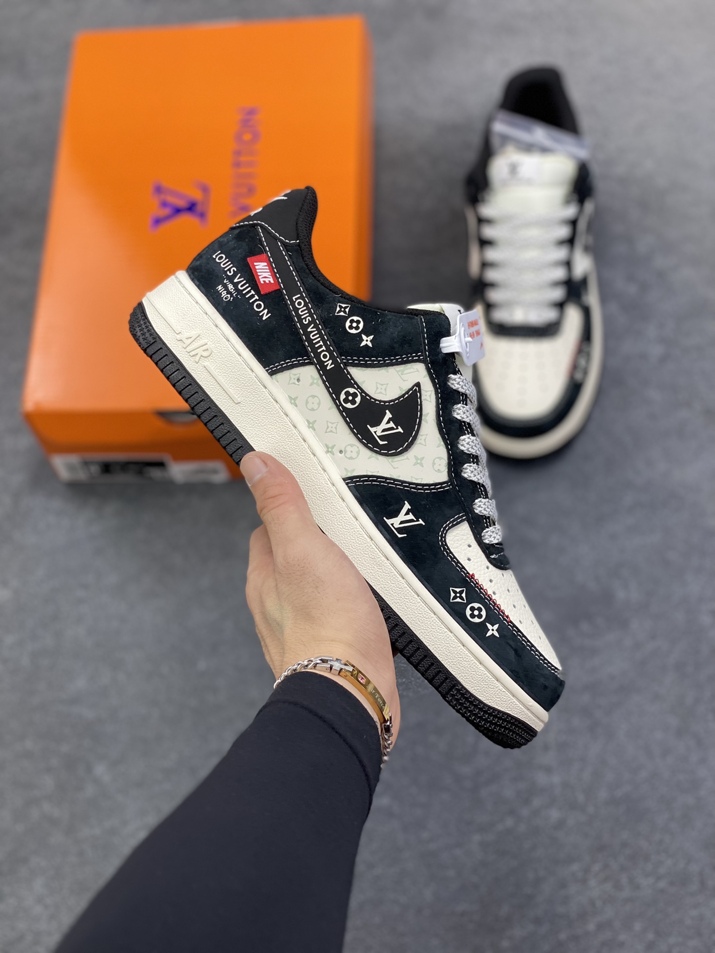 NIke Air Force 1 \'07 Low “LV联名——Nike织标”空军一号 低帮 运动鞋 休闲鞋 折边针车 工艺难度大 原楦头原纸板 原装鞋盒 定制五金配件 内置全掌气垫 原厂鞋底 货号：CX5050-Y26 尺码：36 36.5 37.5 38 38.5 39 40 40.5 41 42 42.5 43 44 44.5 45-选品中心