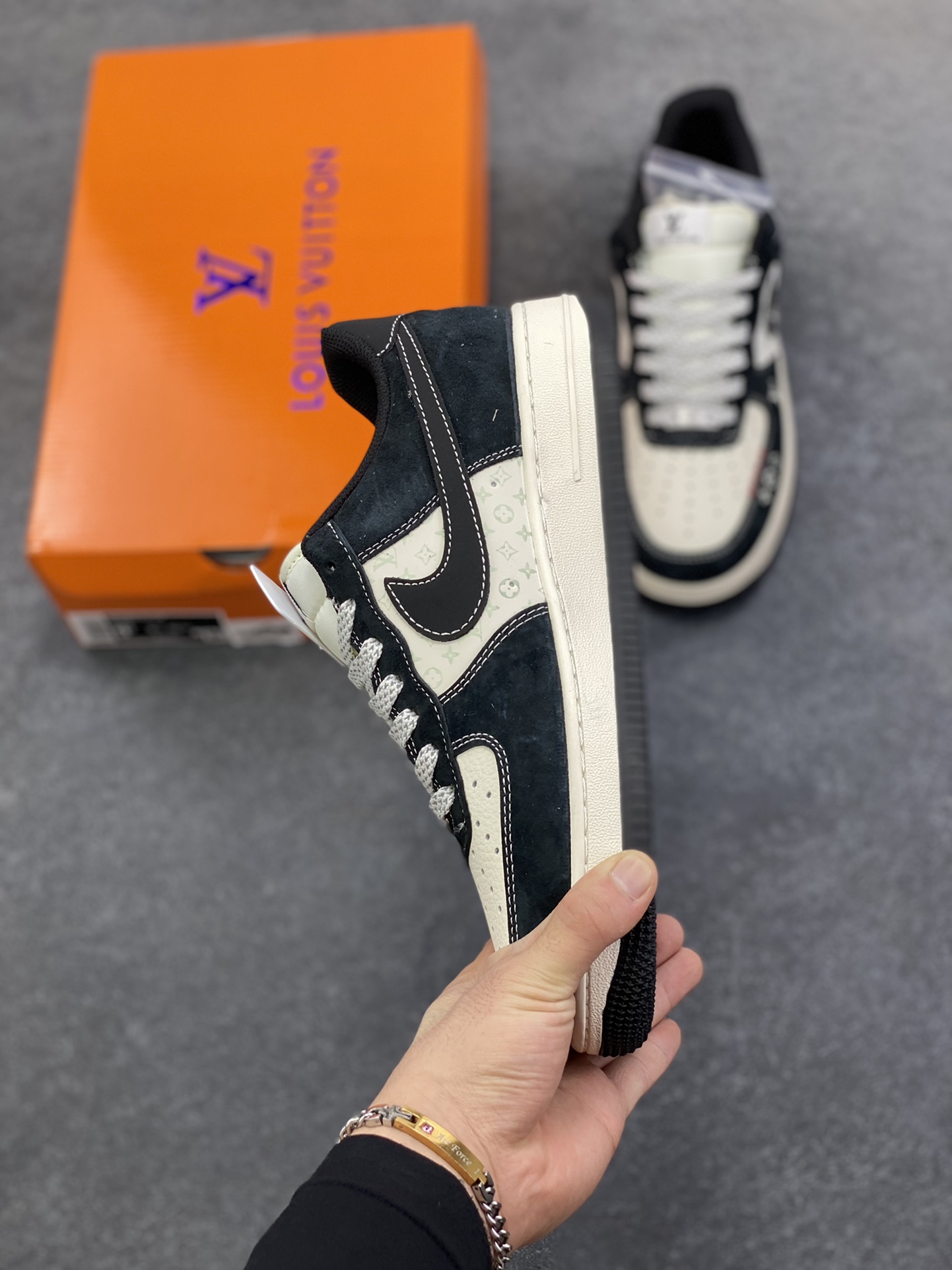 图片[3]-NIke Air Force 1 \’07 Low “LV联名——Nike织标”空军一号 低帮 运动鞋 休闲鞋 折边针车 工艺难度大 原楦头原纸板 原装鞋盒 定制五金配件 内置全掌气垫 原厂鞋底 货号：CX5050-Y26 尺码：36 36.5 37.5 38 38.5 39 40 40.5 41 42 42.5 43 44 44.5 45-选品中心