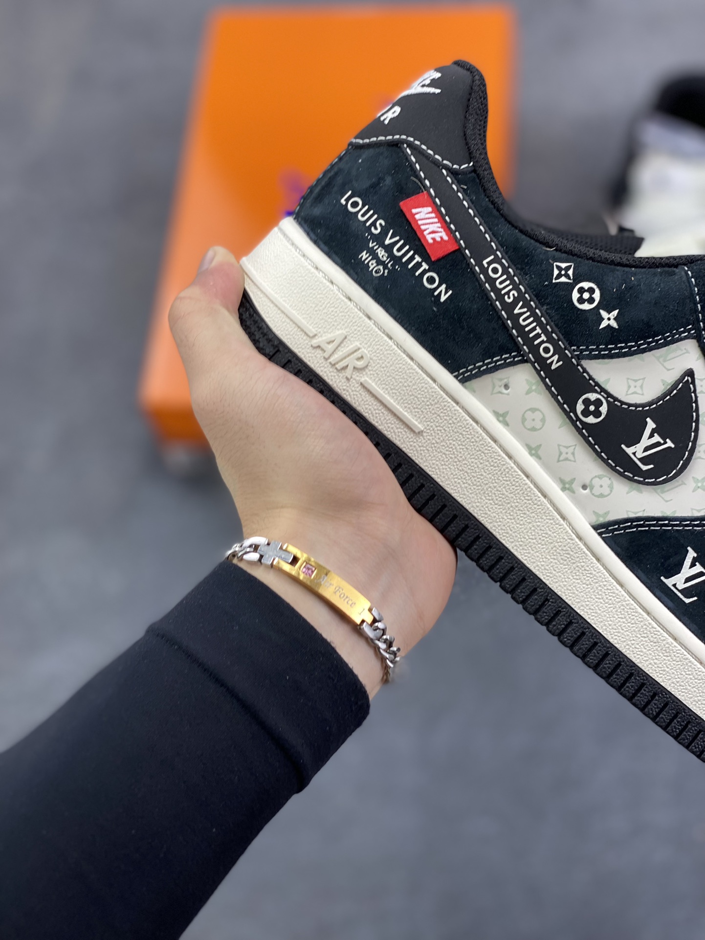 图片[6]-NIke Air Force 1 \’07 Low “LV联名——Nike织标”空军一号 低帮 运动鞋 休闲鞋 折边针车 工艺难度大 原楦头原纸板 原装鞋盒 定制五金配件 内置全掌气垫 原厂鞋底 货号：CX5050-Y26 尺码：36 36.5 37.5 38 38.5 39 40 40.5 41 42 42.5 43 44 44.5 45-选品中心