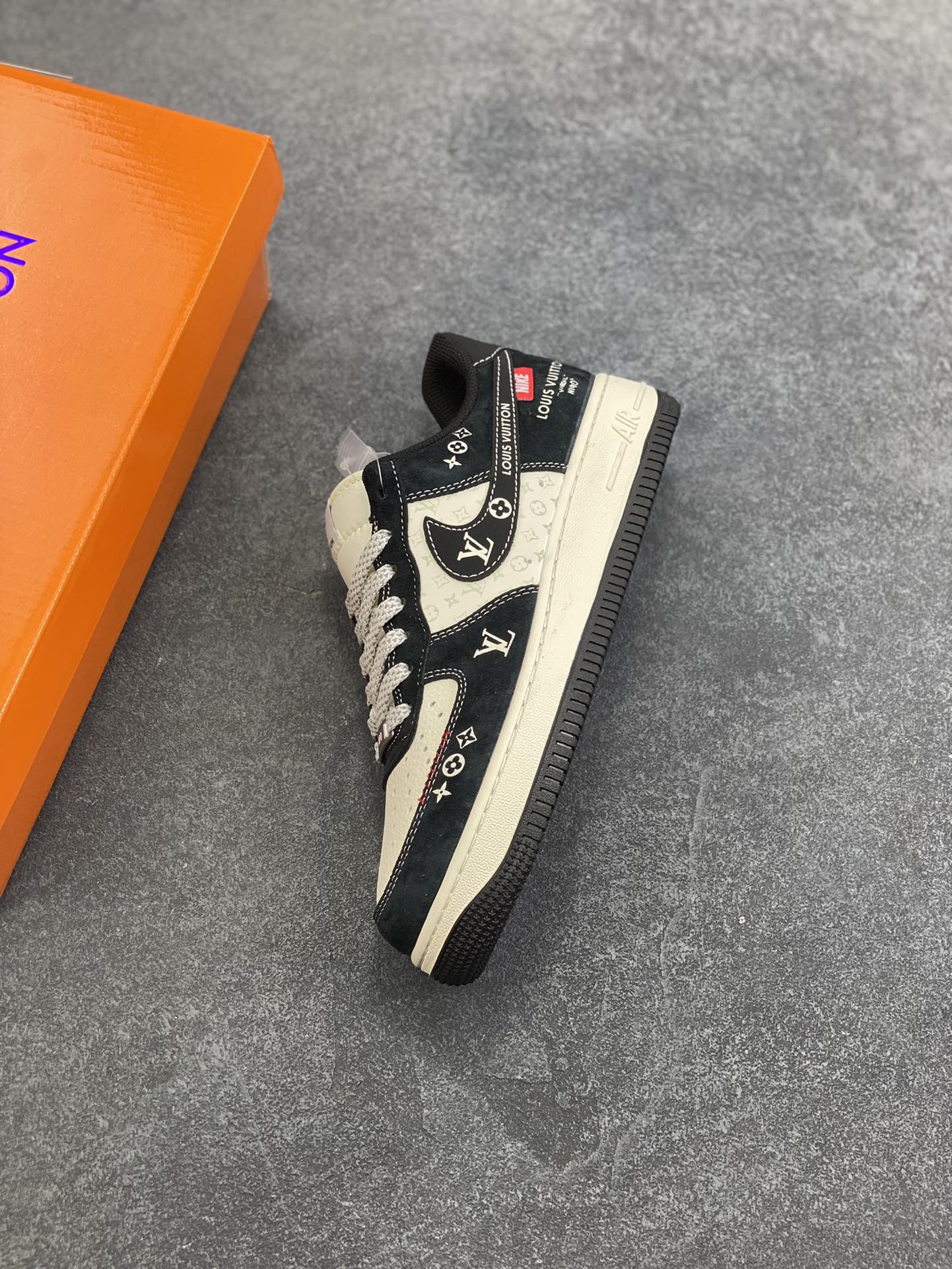 图片[7]-NIke Air Force 1 \’07 Low “LV联名——Nike织标”空军一号 低帮 运动鞋 休闲鞋 折边针车 工艺难度大 原楦头原纸板 原装鞋盒 定制五金配件 内置全掌气垫 原厂鞋底 货号：CX5050-Y26 尺码：36 36.5 37.5 38 38.5 39 40 40.5 41 42 42.5 43 44 44.5 45-选品中心