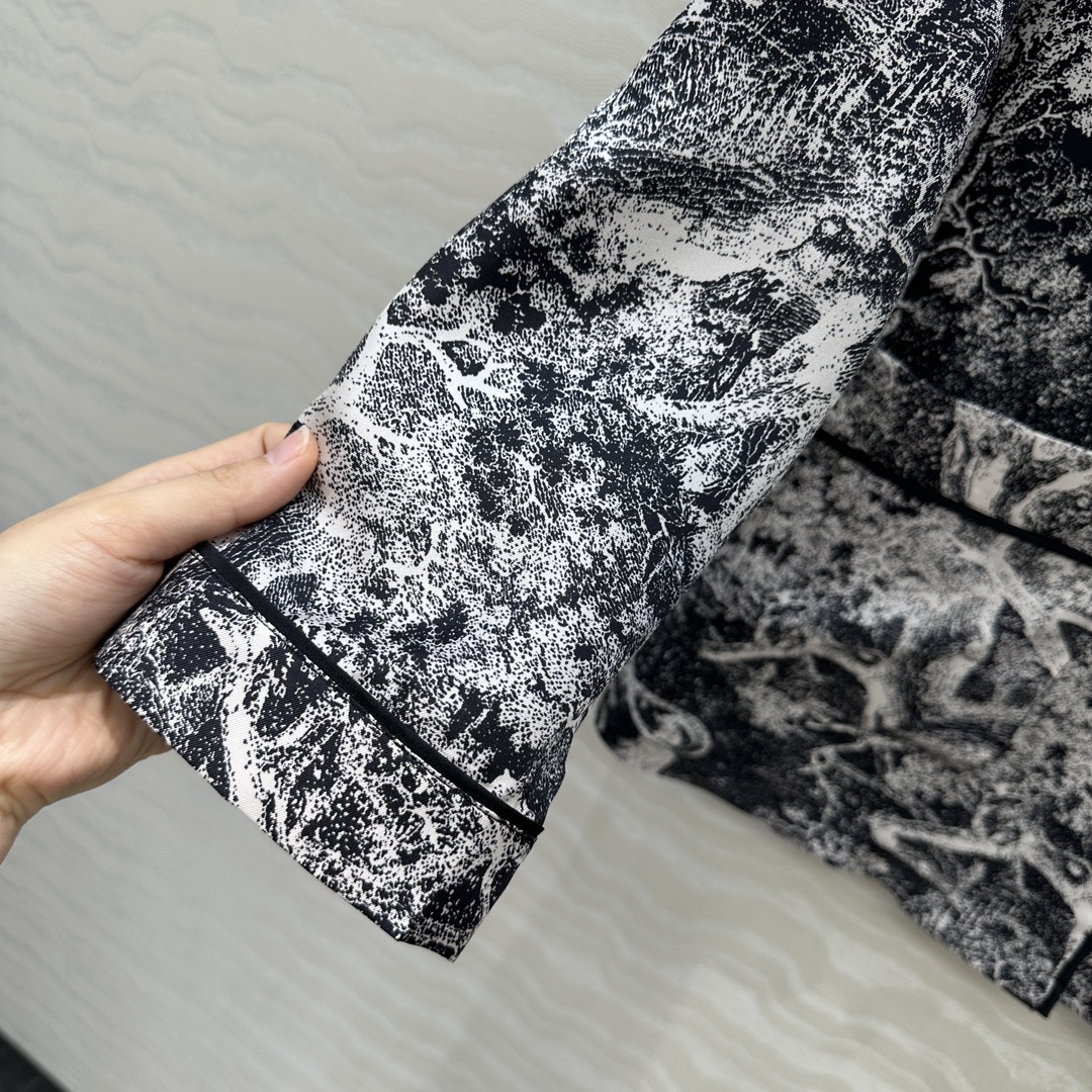 独家首发❤️原单品质，MissD 新品系列 睡衣风真丝衬衫！100%真丝斜纹绸，动物园茹伊印花图案穿上夏