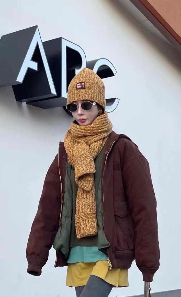 NO:532685,Miumiu Xiaohongshu hits, new classic suit hats on the official website!  Hat scarf!  Great feel!  It’s super comfortable~ You’re just a short set of hats this winter~ It’s warm and fashionable!  Welcome to choose!! Sets, sets, miumiu, hats19860909谬谬miumiu 小红书爆款,官网新品经典套装帽子！帽子围巾！手感一级棒！暖暖哒超级舒服～这个冬天你就差这么一套装帽子啦～又保暖又时尚！欢迎选择!!套装,套装,miumiu,hats,accessory