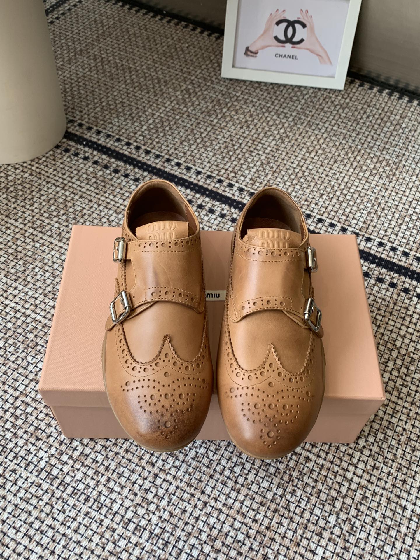 NO:511633,Miu Miu 25ss new product retro ritual training casual shoes show craftsmanship comes from the details of the Miu Miu series. Trendy elements of the new season. Concept of the love at the moment. Multiple collisions convey modern style~ It looks good no matter how you wear it. This summer's fashionable favorite looks not very comfortable. Super comfortable to wear. Fabric imported cowhide. Inner sheepskin inner lining. Original sole. Size 35-40 (40 customized), casual shoes/sports shoes, miumiu, sneakers, cowhide, sheepskin19860909Miu Miu 缪缪 25ss新品 复古德训 休闲鞋 秀场工艺来自Miu Miu系列的细节特写 新季的潮流要素一 与此刻挚爱的概念 多元对撞 传达现代风格~ 怎么穿都好看今夏时髦精最爱 看起来不怎么舒服 上脚超级舒服 面料进口牛皮 内里羊皮内里 大底原版鞋底 码数35-40（40订做）,休闲鞋/运动鞋,miumiu,sneakers,cowhide,sheepskin,Women's Shoes