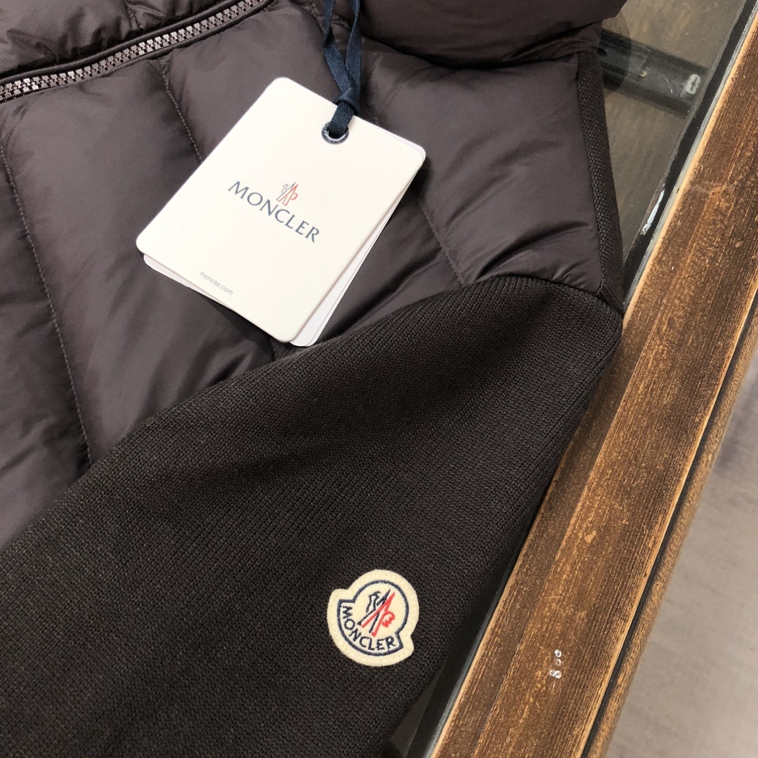 羽绒 🔥Moncler 蒙口 25秋冬最新款毛织拼接羽绒服!毛衣与羽绒服的拼接设计,既保留了羽绒服的保暖