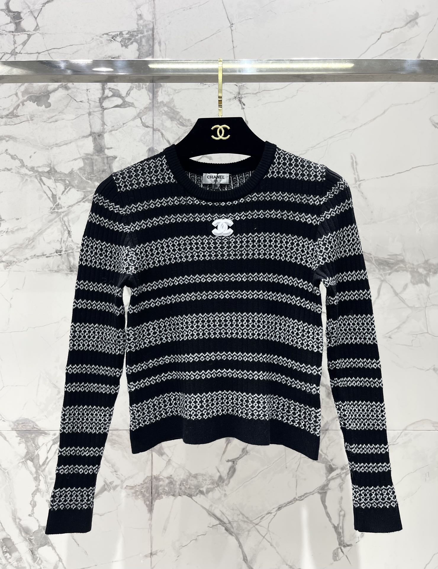 Pull Tricot Chanel Rayé Bicolore avec Logo, Élégant et Confortable