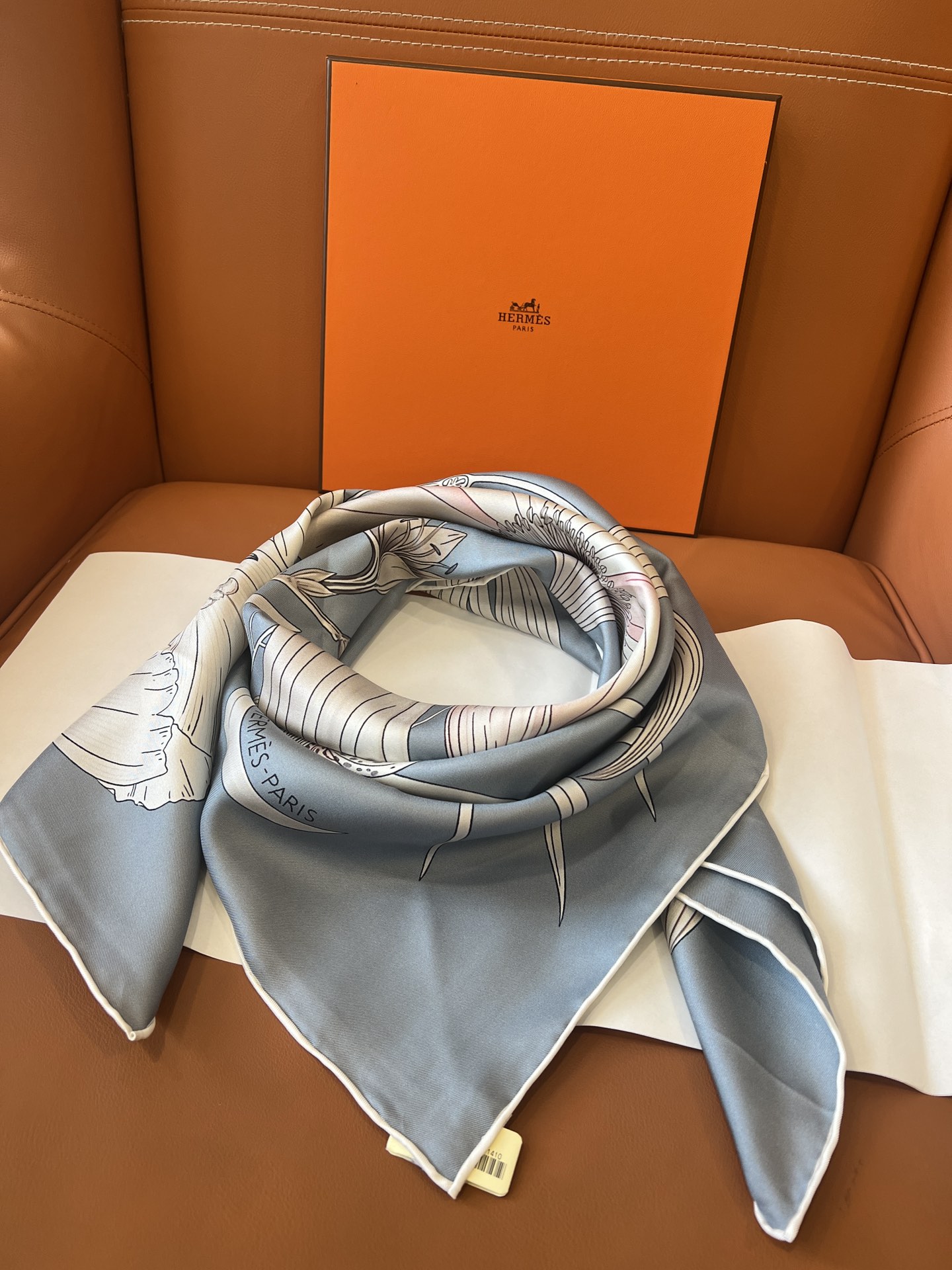 价格:(不含包装)Hermès“永生花束”90方巾，珍珠灰！手工卷边斜纹真丝方巾 （100%桑蚕丝）。这