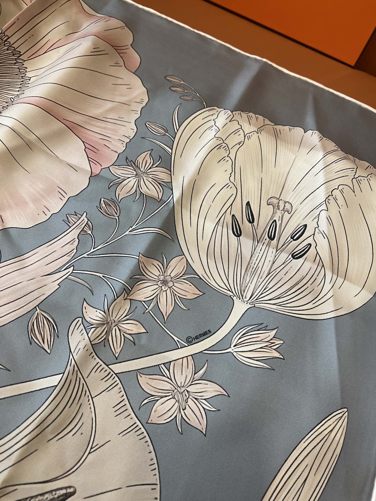 价格:(不含包装)Hermès“永生花束”90方巾，珍珠灰！手工卷边斜纹真丝方巾 （100%桑蚕丝）。这