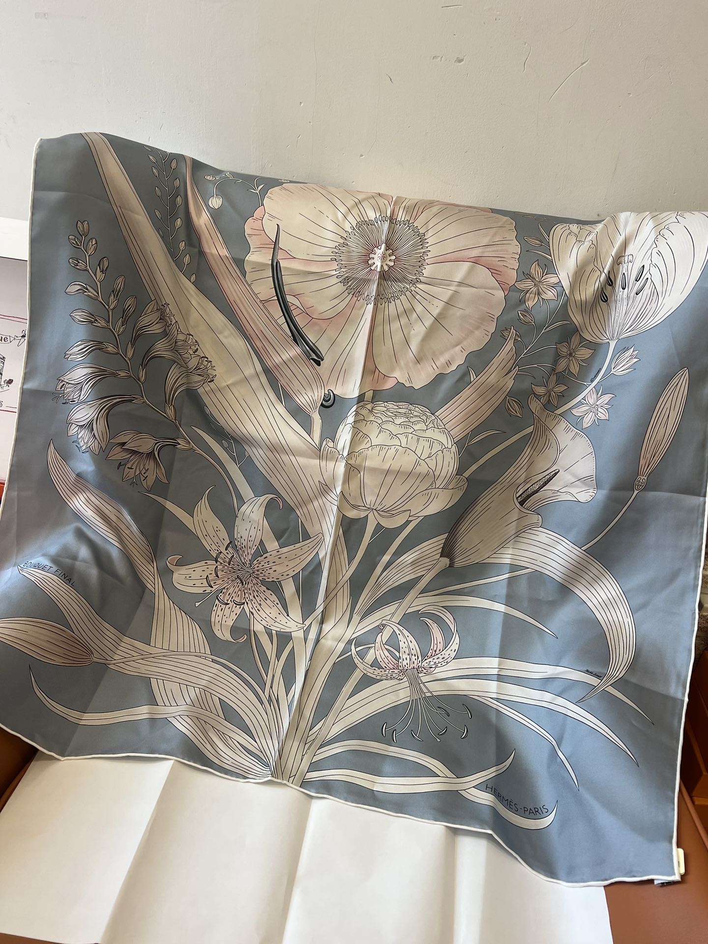 价格:(不含包装)Hermès“永生花束”90方巾，珍珠灰！手工卷边斜纹真丝方巾 （100%桑蚕丝）。这