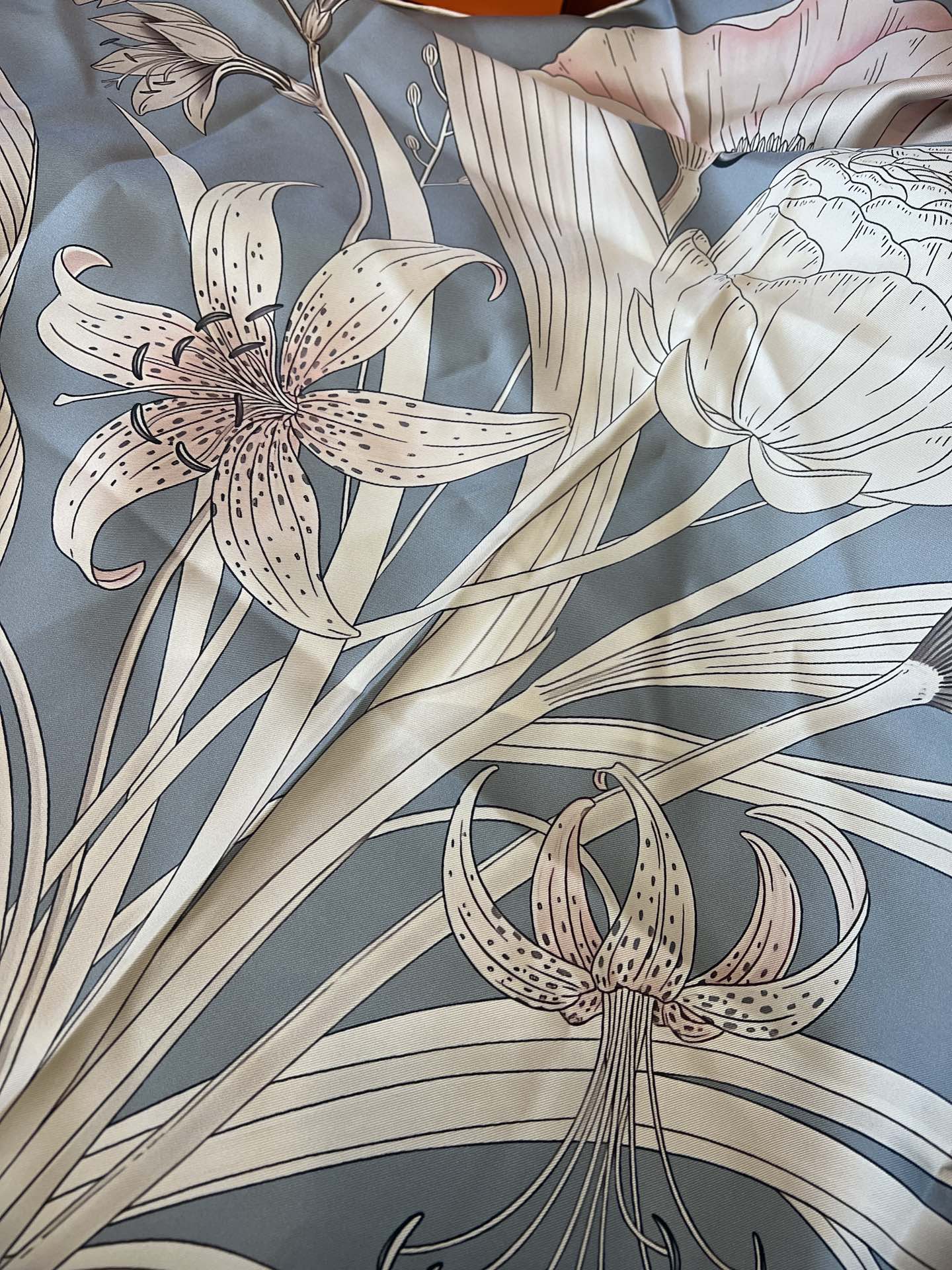 价格:(不含包装)Hermès“永生花束”90方巾，珍珠灰！手工卷边斜纹真丝方巾 （100%桑蚕丝）。这