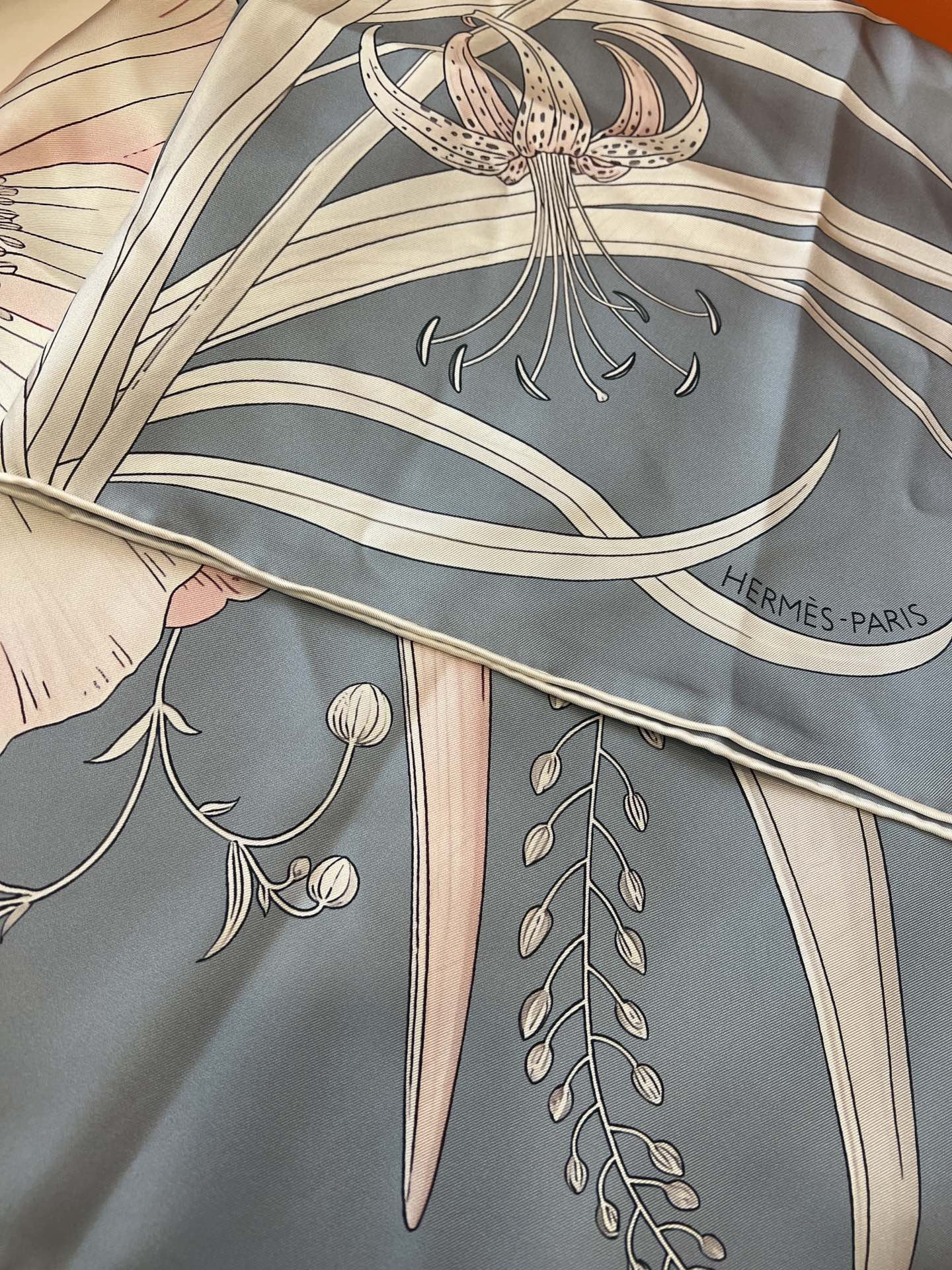价格:(不含包装)Hermès“永生花束”90方巾，珍珠灰！手工卷边斜纹真丝方巾 （100%桑蚕丝）。这