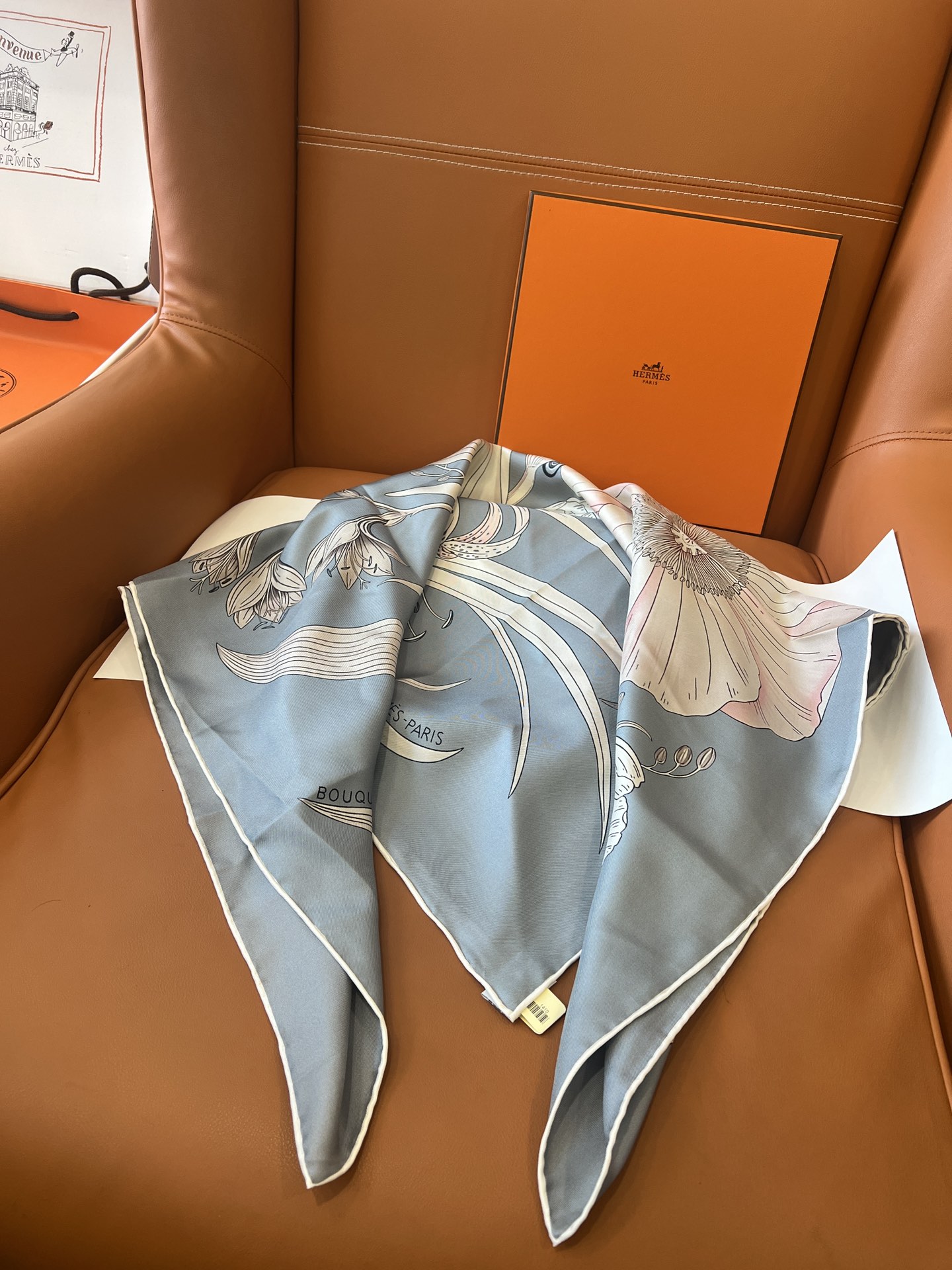 价格:(不含包装)Hermès“永生花束”90方巾，珍珠灰！手工卷边斜纹真丝方巾 （100%桑蚕丝）。这