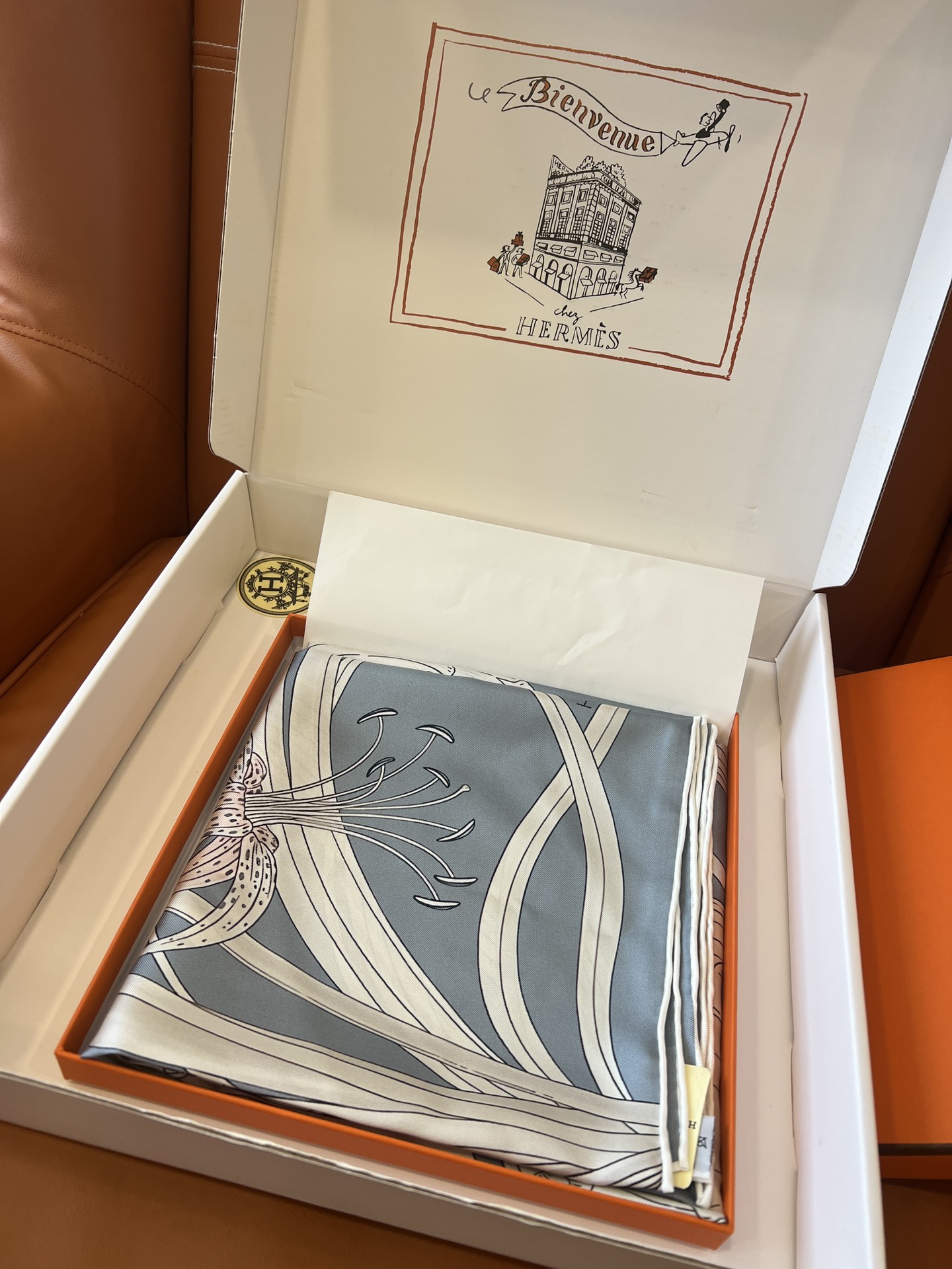 价格:(不含包装)Hermès“永生花束”90方巾，珍珠灰！手工卷边斜纹真丝方巾 （100%桑蚕丝）。这