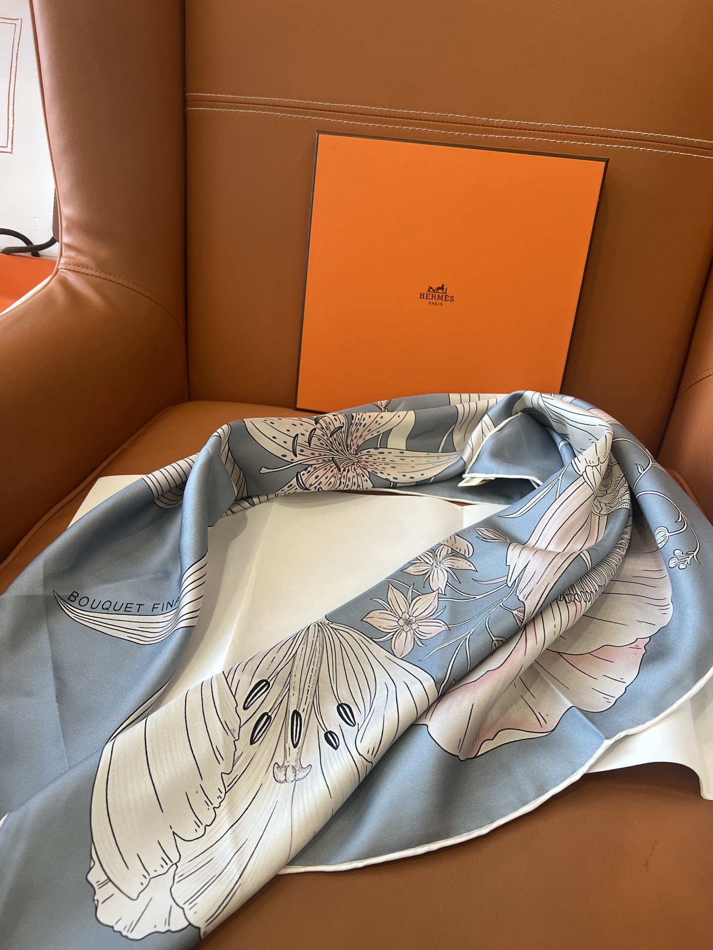 价格:(不含包装)Hermès“永生花束”90方巾，珍珠灰！手工卷边斜纹真丝方巾 （100%桑蚕丝）。这