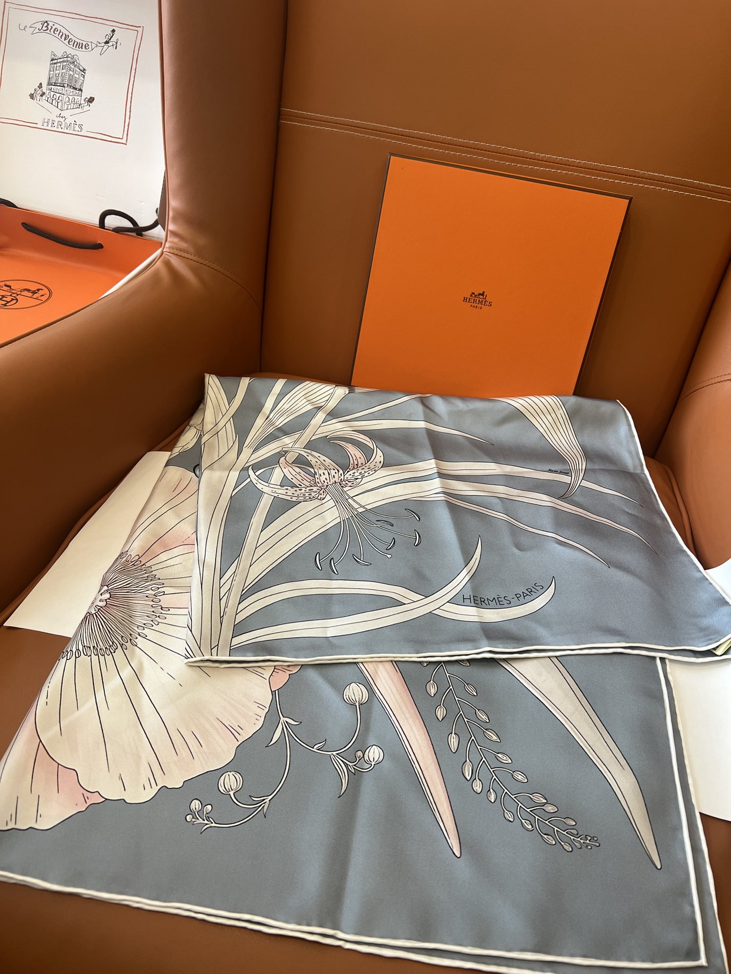 价格:(不含包装)Hermès“永生花束”90方巾，珍珠灰！手工卷边斜纹真丝方巾 （100%桑蚕丝）。这