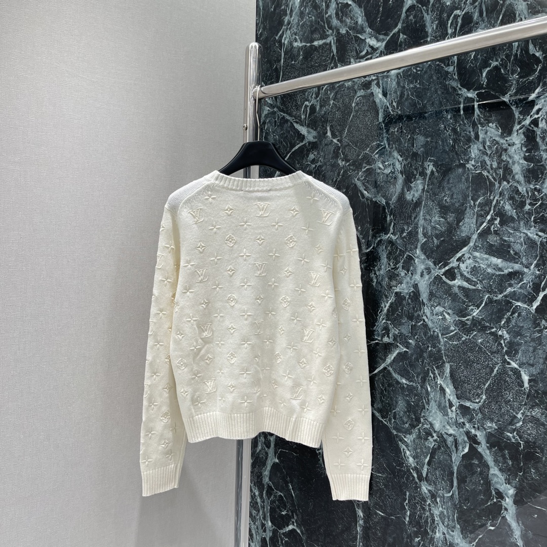 路易 25早秋新款 圆领刺绣针织毛衣 通体四叶草徽标十字母刺绣分布展示品牌调性配合包边以同色系勾勒形成碰