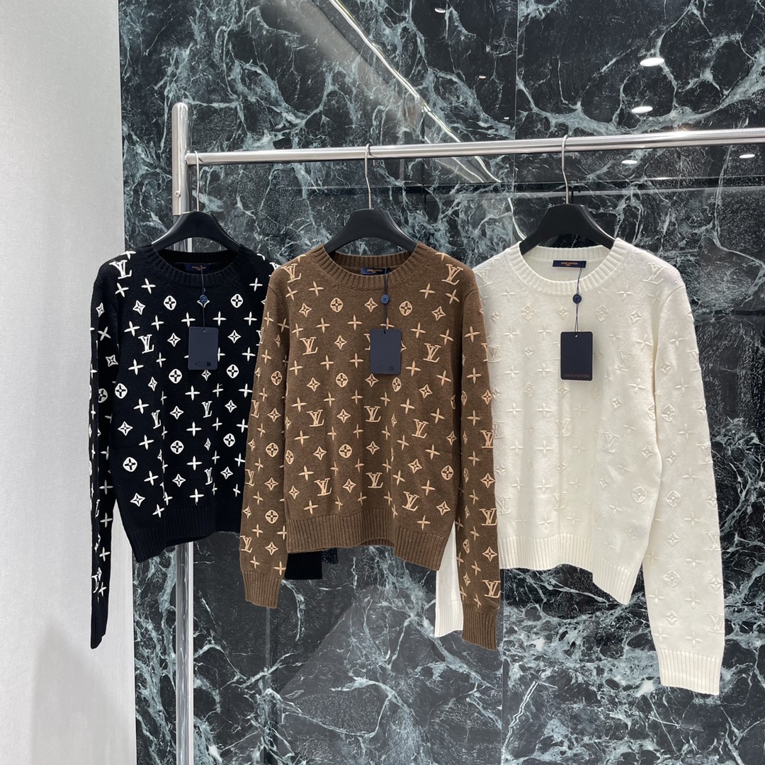 路易 25早秋新款 圆领刺绣针织毛衣 通体四叶草徽标十字母刺绣分布展示品牌调性配合包边以同色系勾勒形成碰