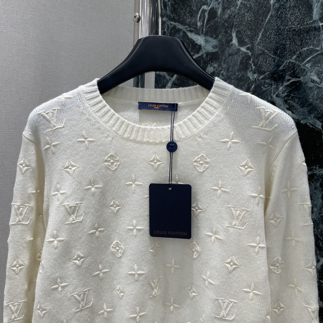 路易 25早秋新款 圆领刺绣针织毛衣 通体四叶草徽标十字母刺绣分布展示品牌调性配合包边以同色系勾勒形成碰