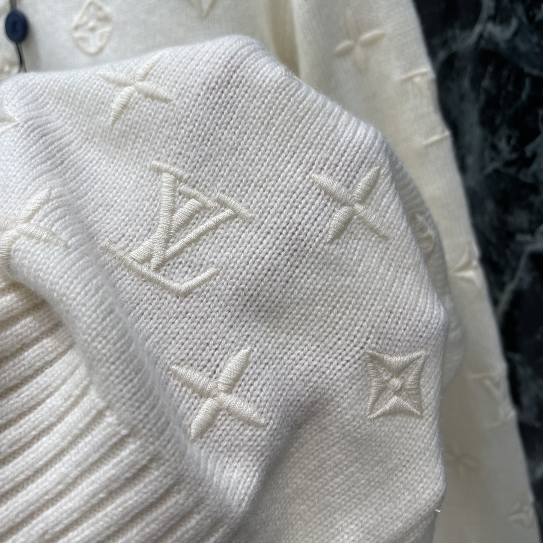 路易 25早秋新款 圆领刺绣针织毛衣 通体四叶草徽标十字母刺绣分布展示品牌调性配合包边以同色系勾勒形成碰