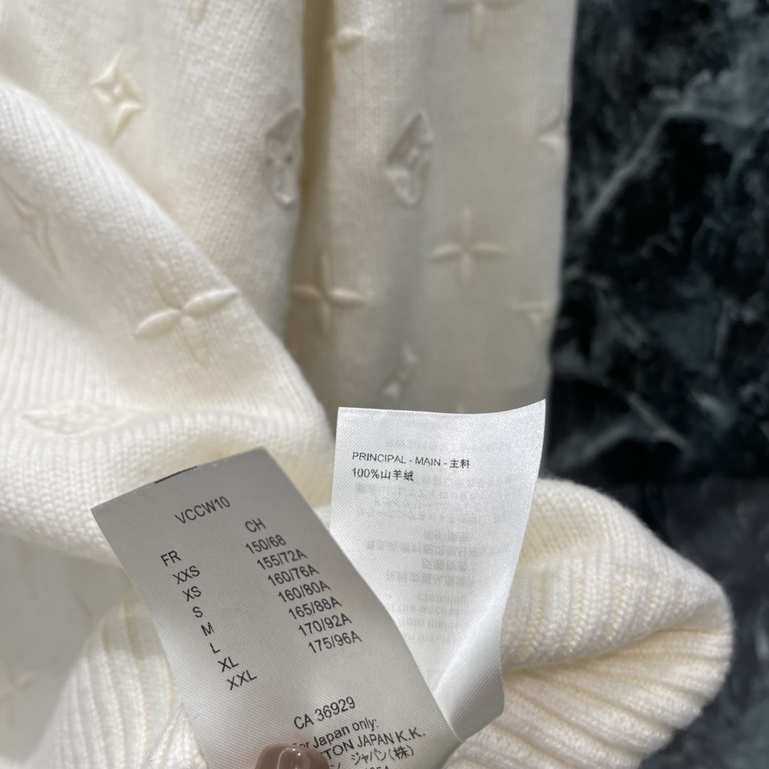 路易 25早秋新款 圆领刺绣针织毛衣 通体四叶草徽标十字母刺绣分布展示品牌调性配合包边以同色系勾勒形成碰