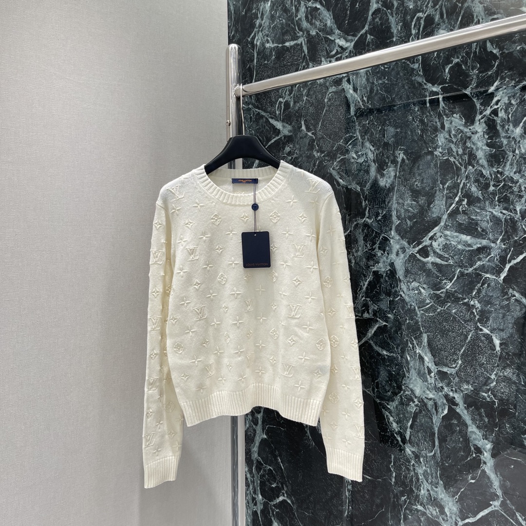 路易 25早秋新款 圆领刺绣针织毛衣 通体四叶草徽标十字母刺绣分布展示品牌调性配合包边以同色系勾勒形成碰