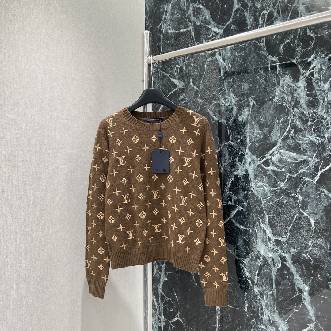 路易 25早秋新款 圆领刺绣针织毛衣 通体四叶草徽标十字母刺绣分布展示品牌调性配合包边以同色系勾勒形成碰