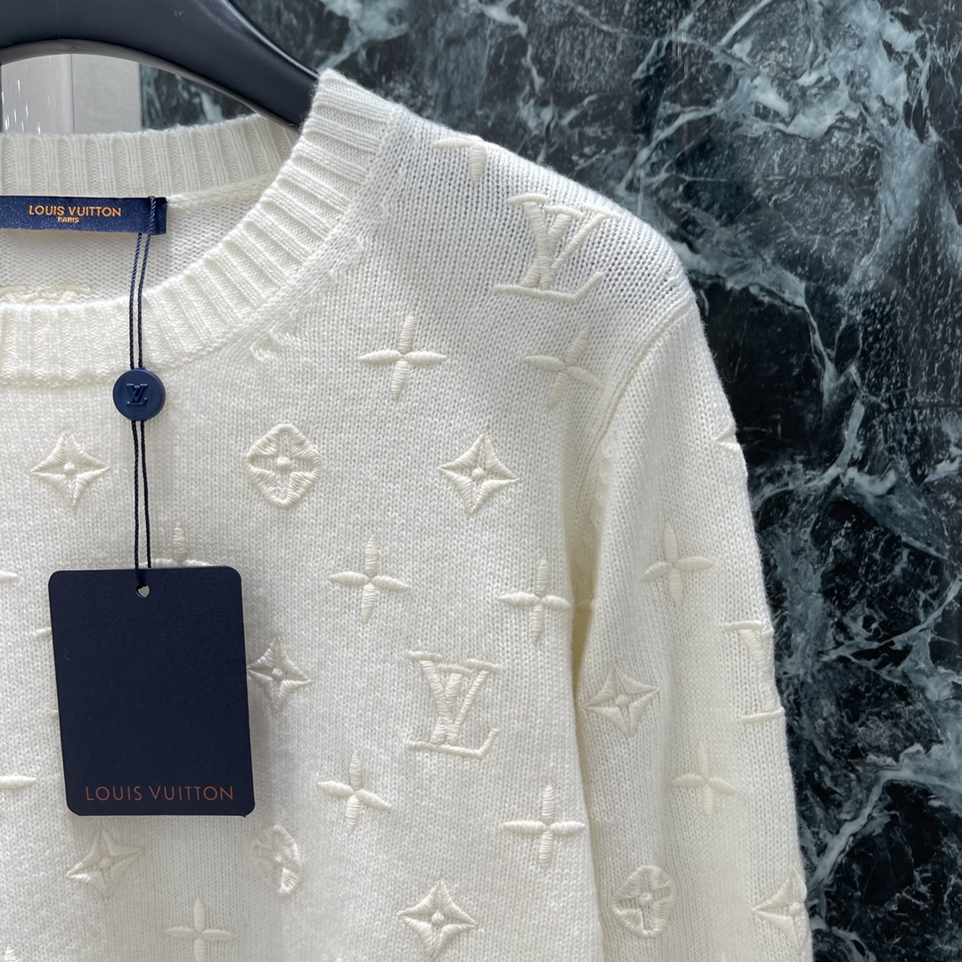 路易 25早秋新款 圆领刺绣针织毛衣 通体四叶草徽标十字母刺绣分布展示品牌调性配合包边以同色系勾勒形成碰