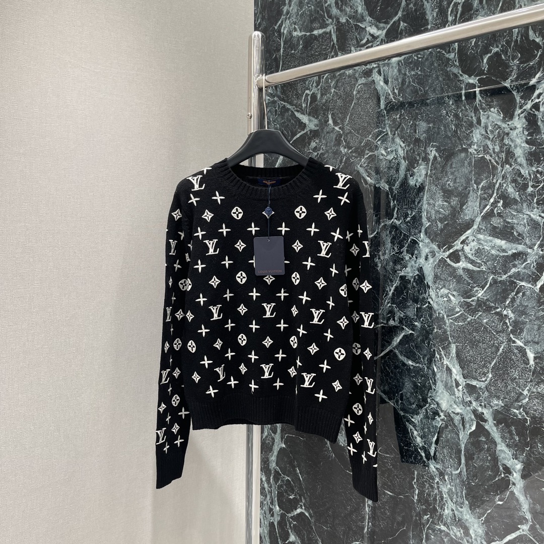 路易 25早秋新款 圆领刺绣针织毛衣 通体四叶草徽标十字母刺绣分布展示品牌调性配合包边以同色系勾勒形成碰