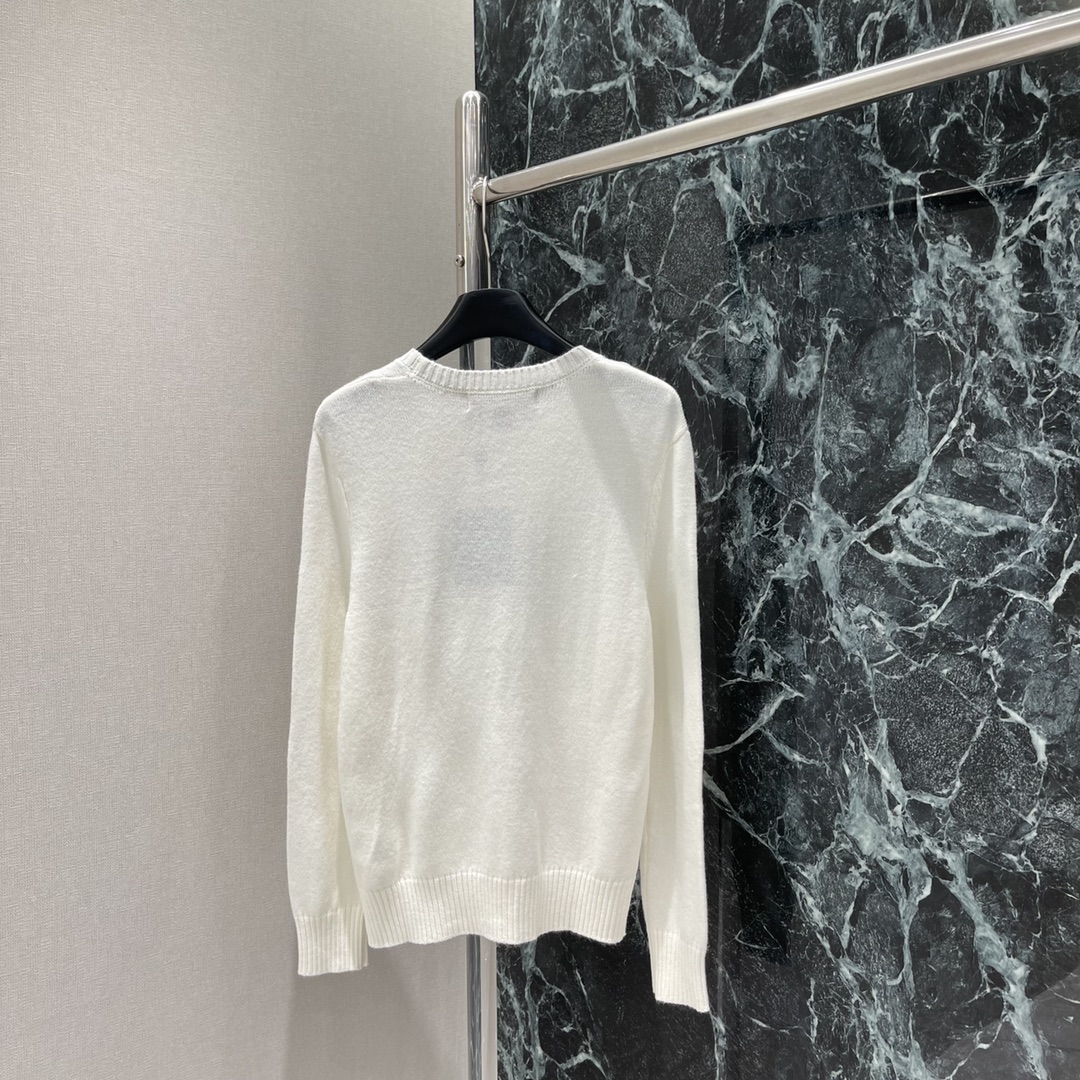 路易 25秋冬新款 刺绣套头毛衣 胸前刺绣工艺勾勒出品牌字母装点彰显高级定位和时尚调性 打造无性别的时髦