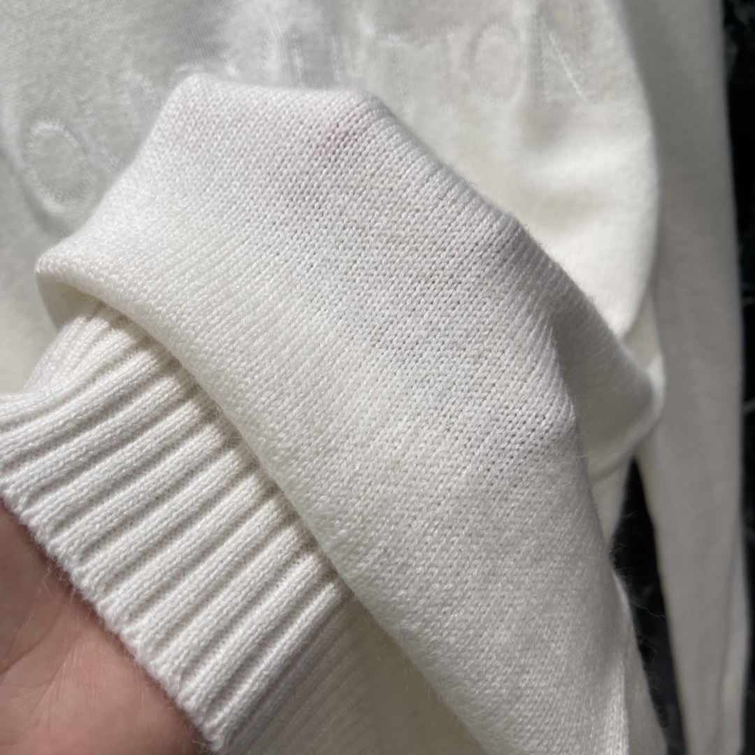 路易 25秋冬新款 刺绣套头毛衣 胸前刺绣工艺勾勒出品牌字母装点彰显高级定位和时尚调性 打造无性别的时髦