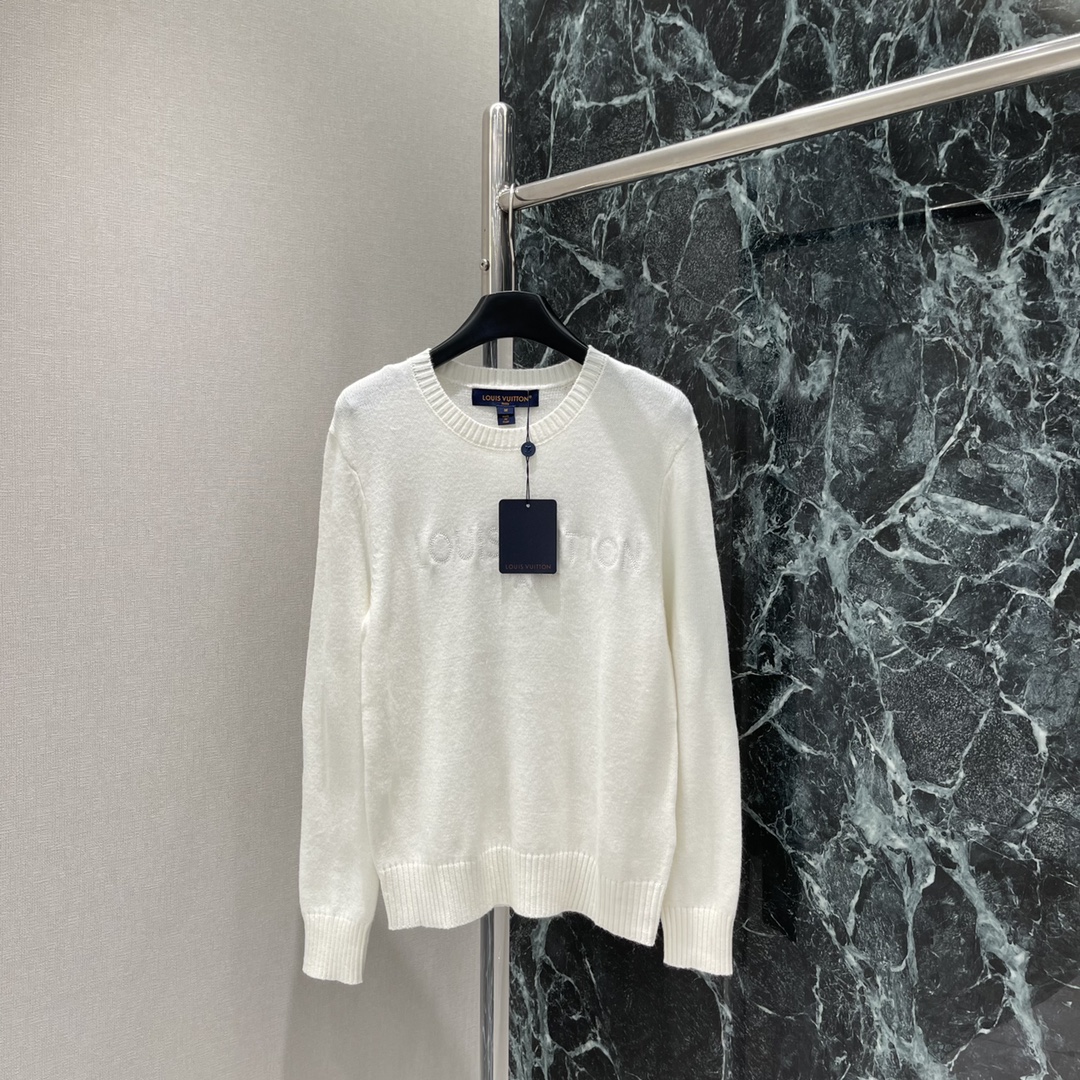 路易 25秋冬新款 刺绣套头毛衣 胸前刺绣工艺勾勒出品牌字母装点彰显高级定位和时尚调性 打造无性别的时髦