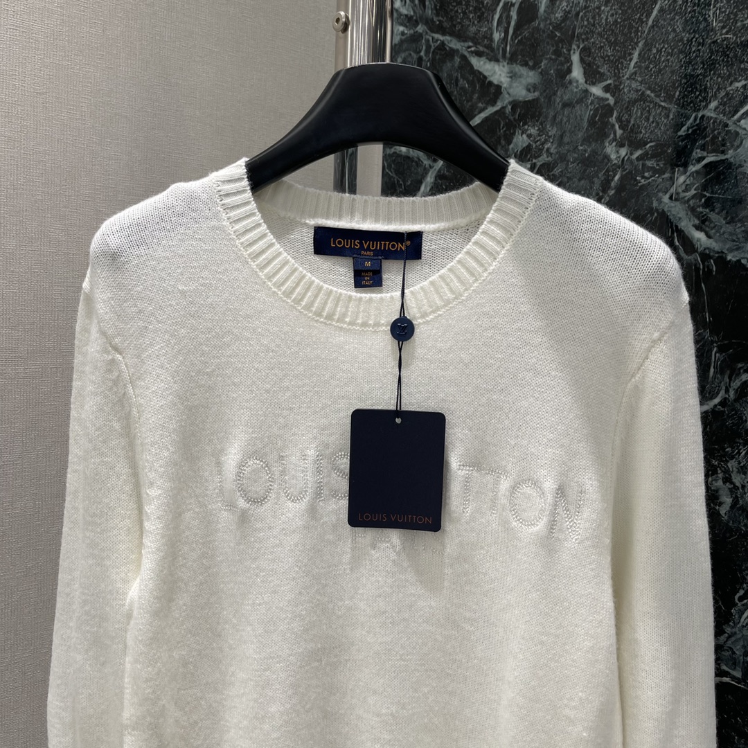 路易 25秋冬新款 刺绣套头毛衣 胸前刺绣工艺勾勒出品牌字母装点彰显高级定位和时尚调性 打造无性别的时髦