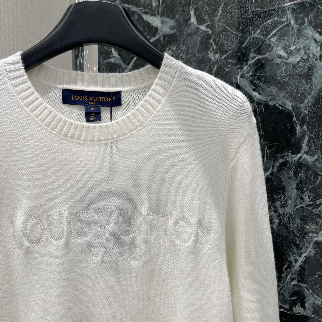 路易 25秋冬新款 刺绣套头毛衣 胸前刺绣工艺勾勒出品牌字母装点彰显高级定位和时尚调性 打造无性别的时髦
