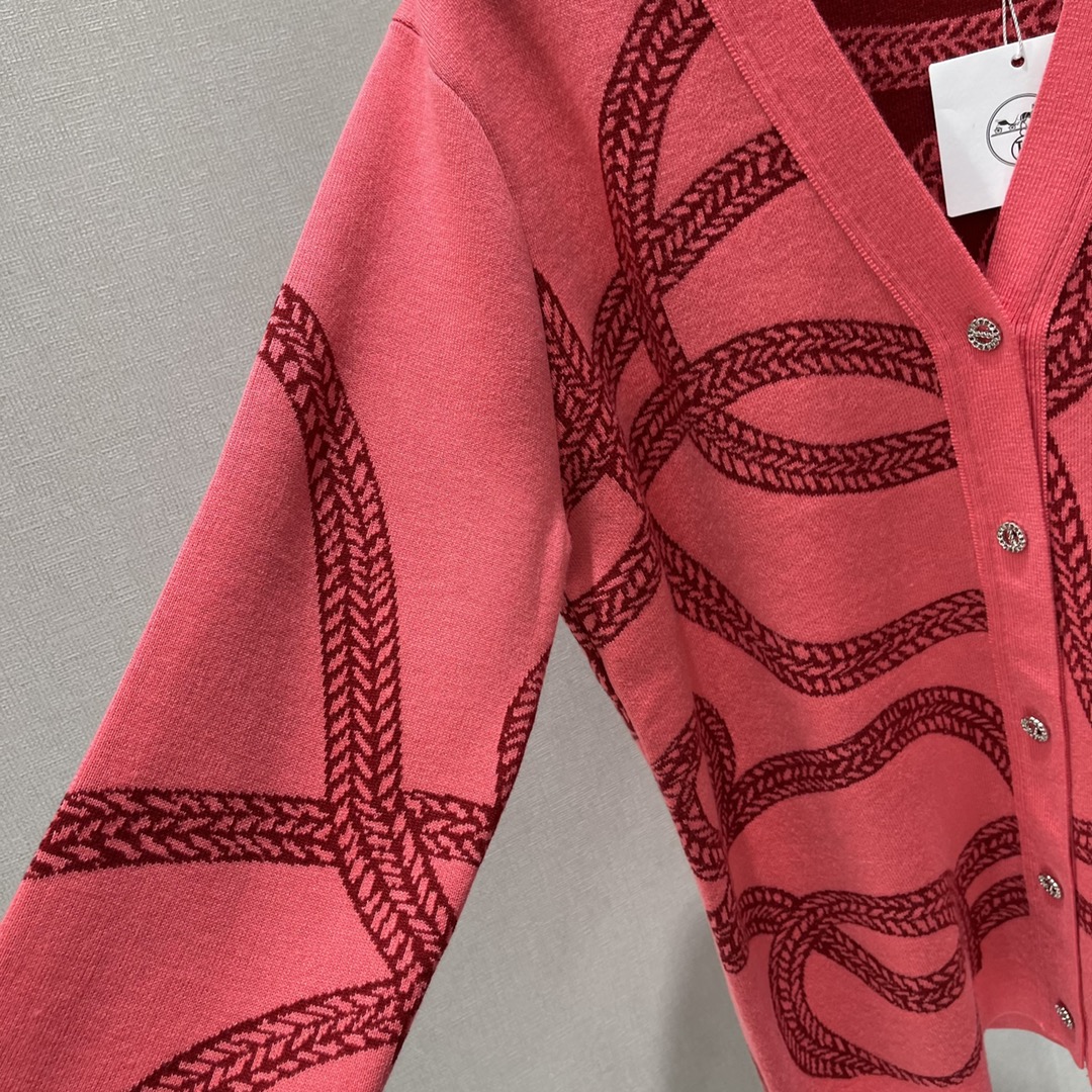 Her 25秋冬新款 撞色带链扣针织开衫 舒适亲肤V领落肩开衫剪裁穿出慵懒松弛感 袖口衣摆螺纹收边弹性十