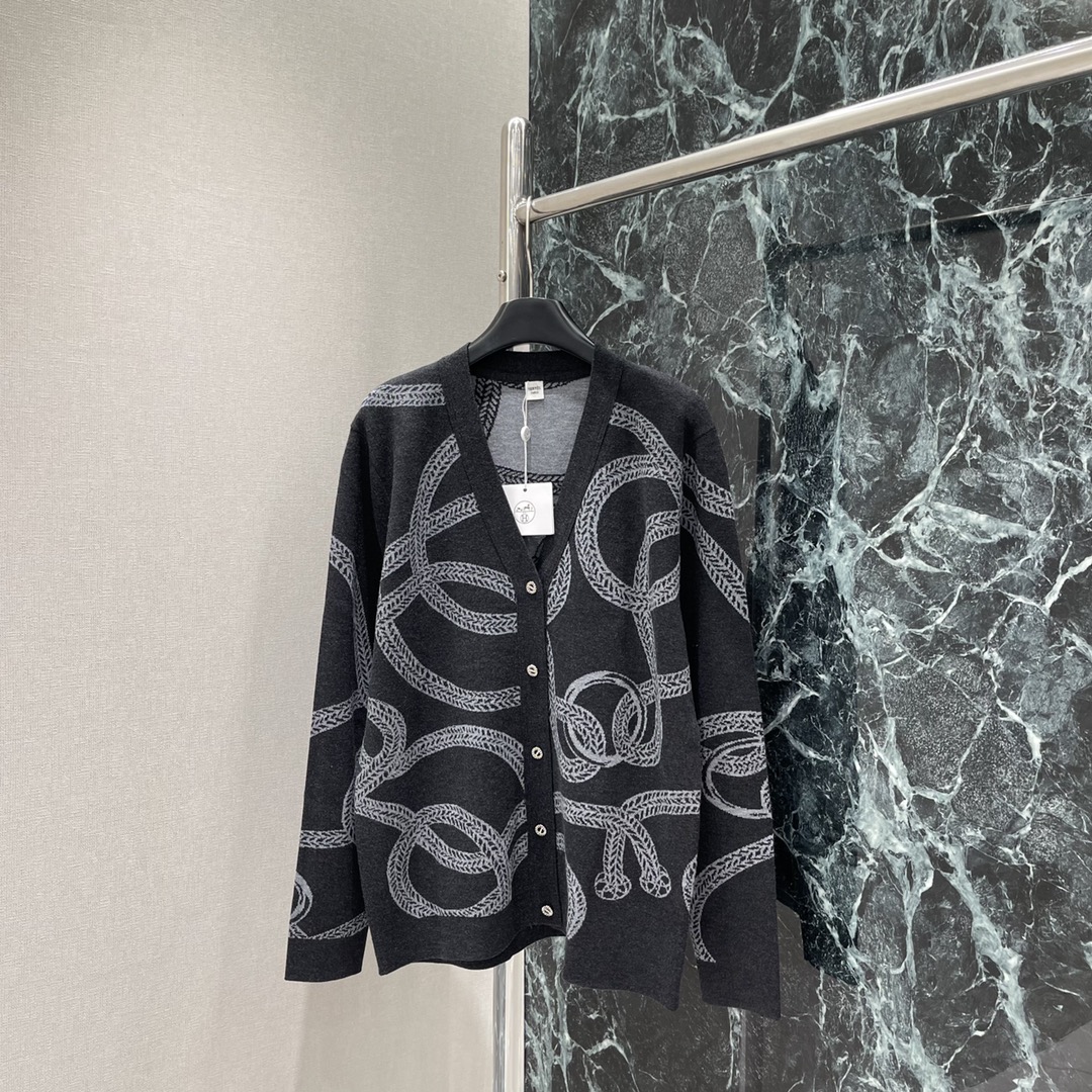 Her 25秋冬新款 撞色带链扣针织开衫 舒适亲肤V领落肩开衫剪裁穿出慵懒松弛感 袖口衣摆螺纹收边弹性十