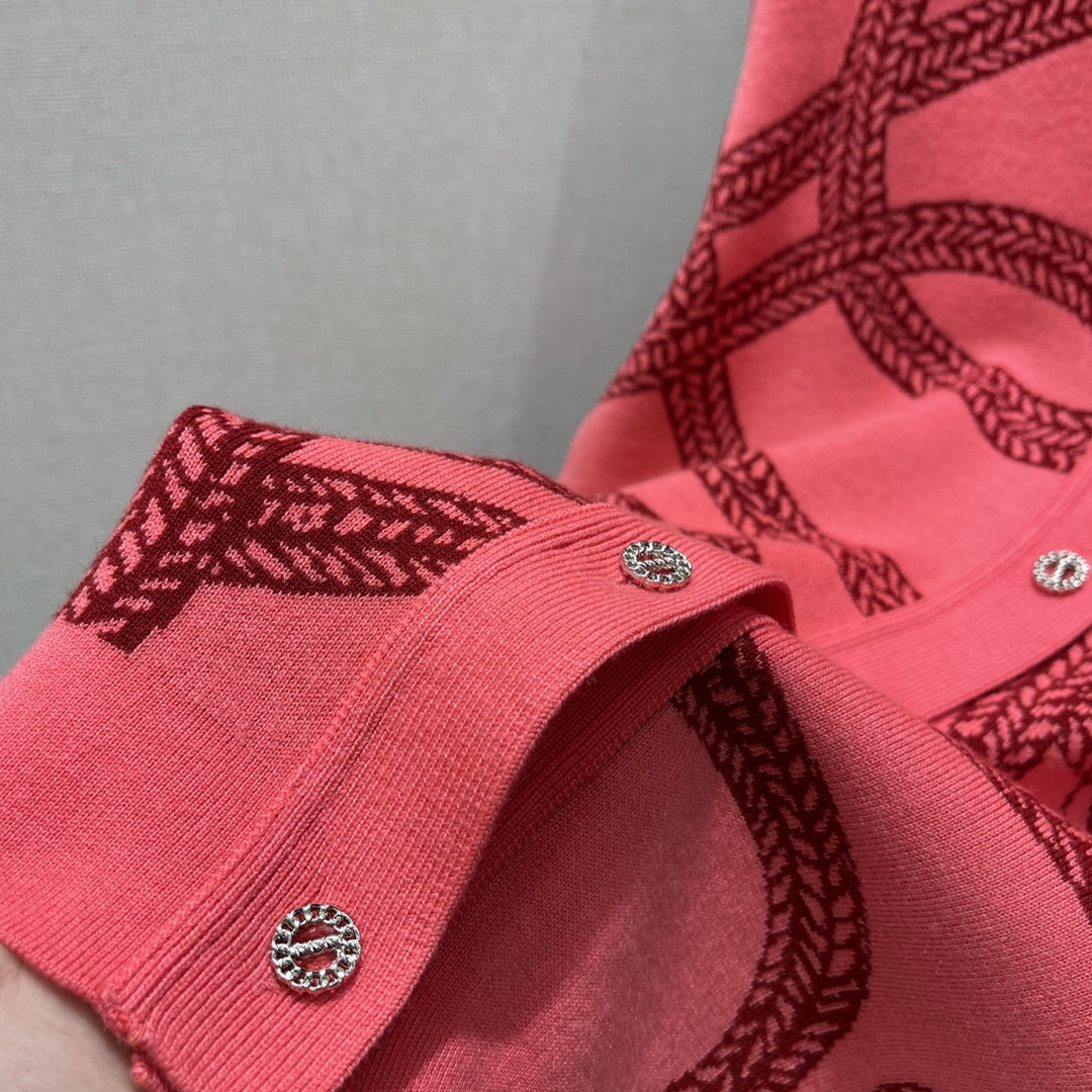 Her 25秋冬新款 撞色带链扣针织开衫 舒适亲肤V领落肩开衫剪裁穿出慵懒松弛感 袖口衣摆螺纹收边弹性十