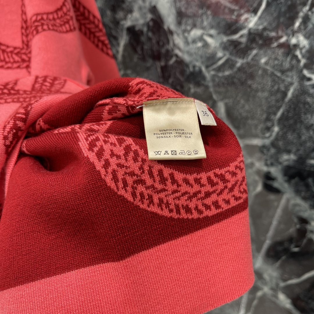 Her 25秋冬新款 撞色带链扣针织开衫 舒适亲肤V领落肩开衫剪裁穿出慵懒松弛感 袖口衣摆螺纹收边弹性十