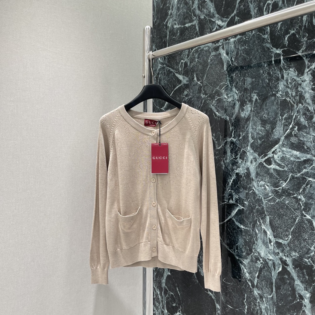 G家 25秋冬新款 镂空针织开衫 领口向下延伸至一半利用镂空钩针肌理交织勾勒出菱形分布的双G字母徽标图案