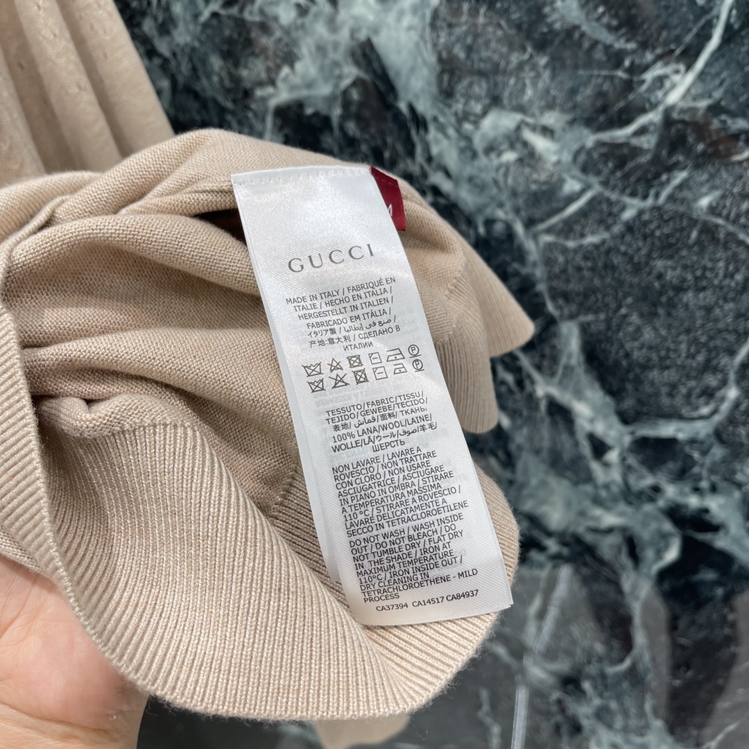 G家 25秋冬新款 镂空针织开衫 领口向下延伸至一半利用镂空钩针肌理交织勾勒出菱形分布的双G字母徽标图案