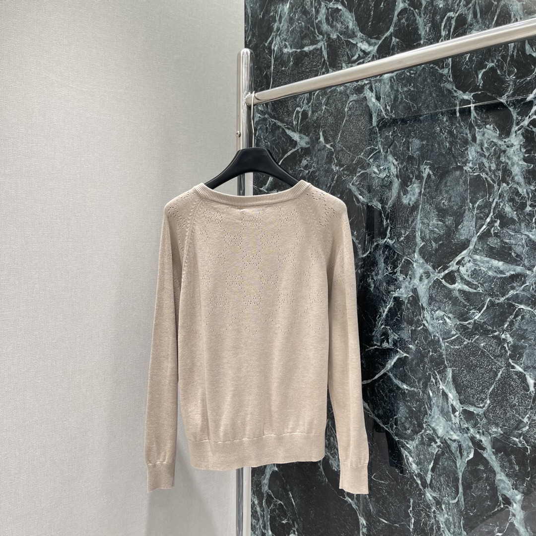 G家 25秋冬新款 镂空针织开衫 领口向下延伸至一半利用镂空钩针肌理交织勾勒出菱形分布的双G字母徽标图案