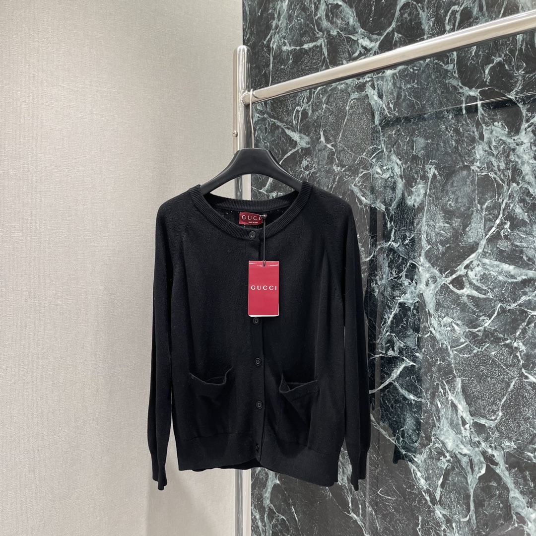 G家 25秋冬新款 镂空针织开衫 领口向下延伸至一半利用镂空钩针肌理交织勾勒出菱形分布的双G字母徽标图案