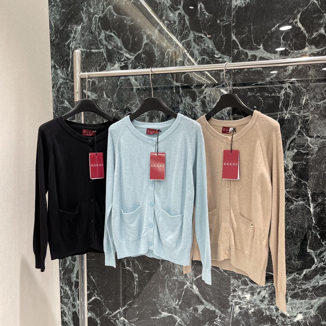 G家 25秋冬新款 镂空针织开衫 领口向下延伸至一半利用镂空钩针肌理交织勾勒出菱形分布的双G字母徽标图案